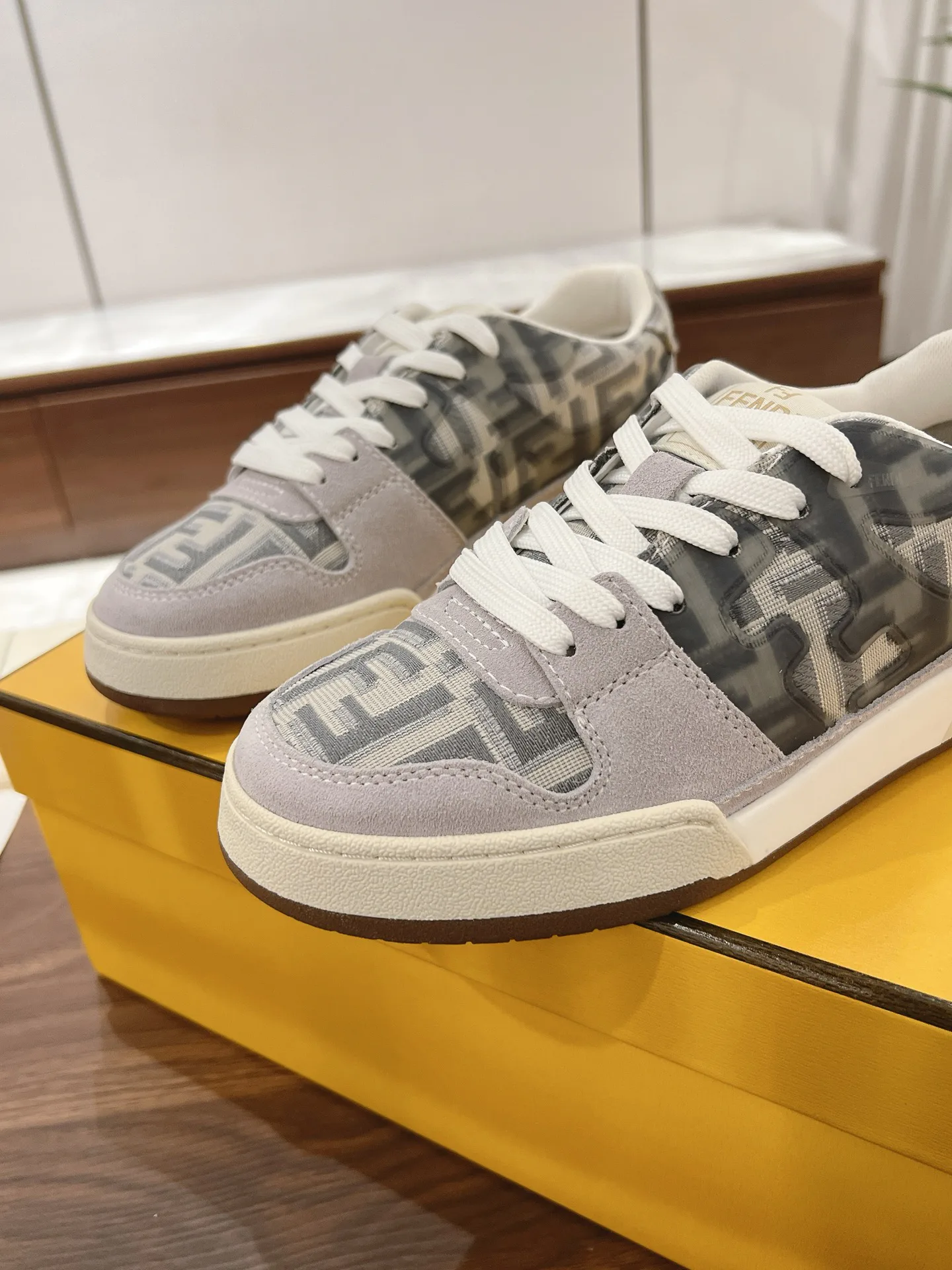 Women's Sneakers FENDI 18219606