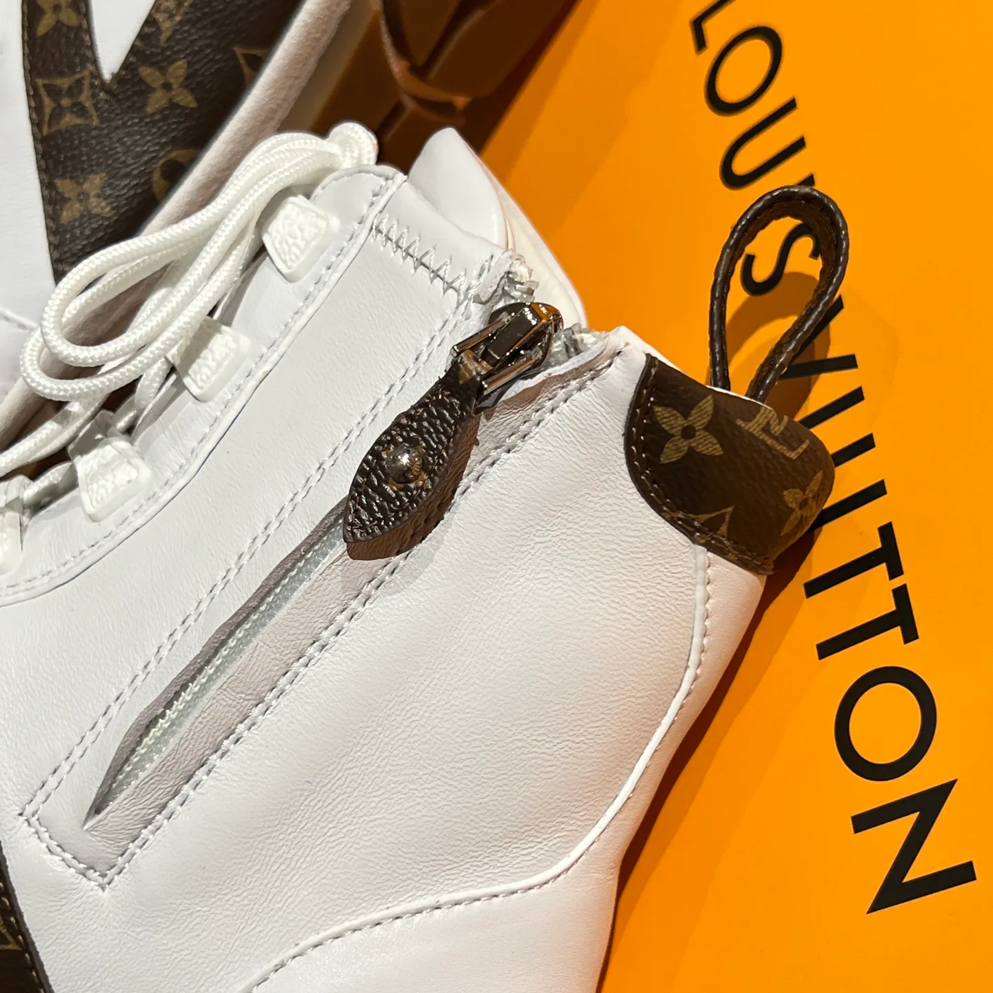 Women's Sneakers LOUIS VUITTON 18194173