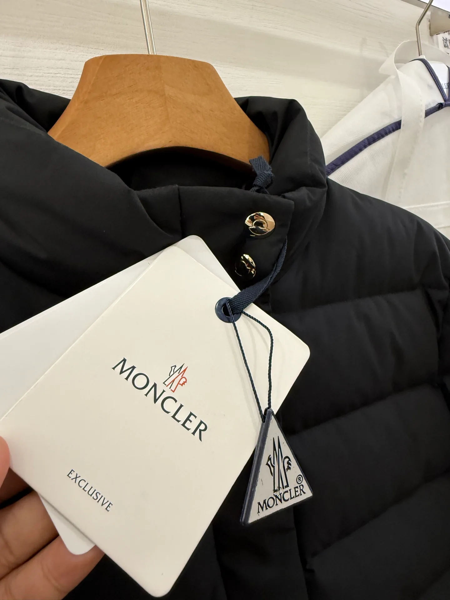 Women's Jackets And Down Jackets MONCLER 17821364