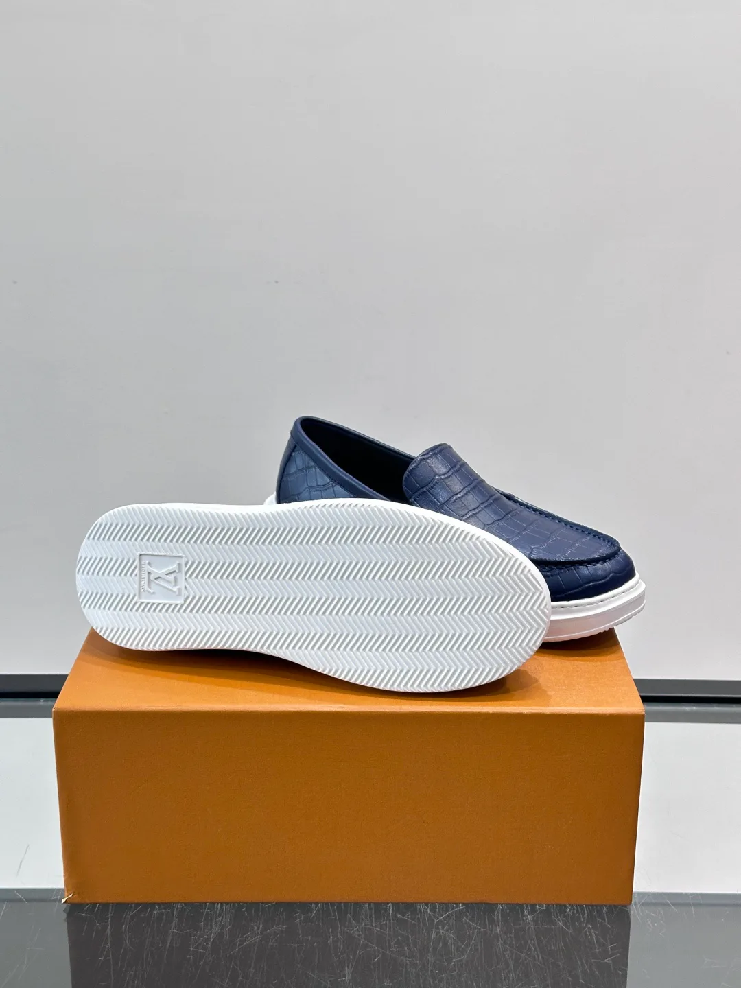 Men's Loafers And Dress Shoes LOUIS VUITTON 17806103