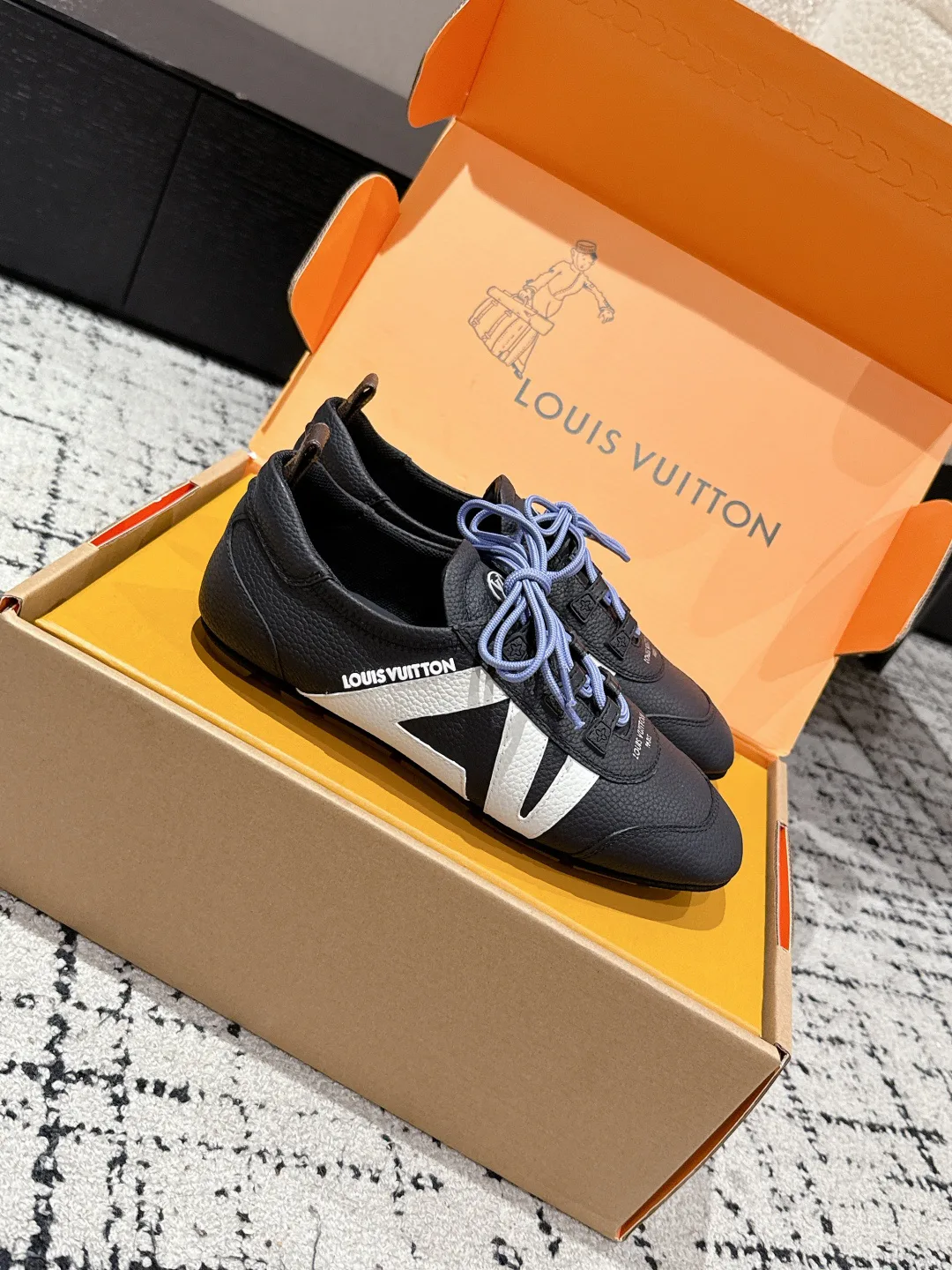 Women's Sneakers LOUIS VUITTON 18409711