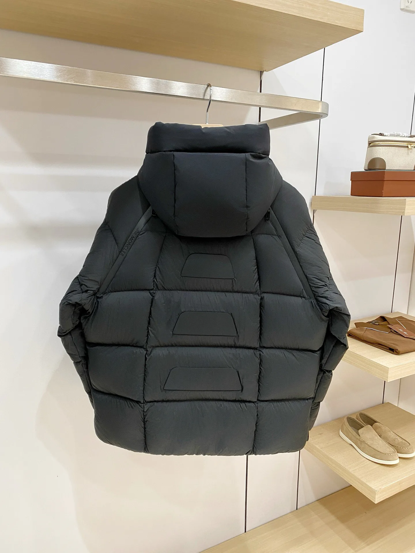 Women's Jackets And Down Jackets MONCLER 18284763