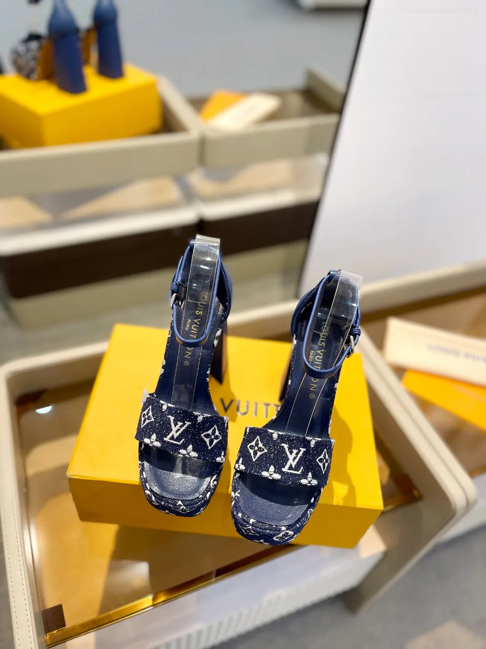 Women's Open-Toe Sandals LOUIS VUITTON 17946842