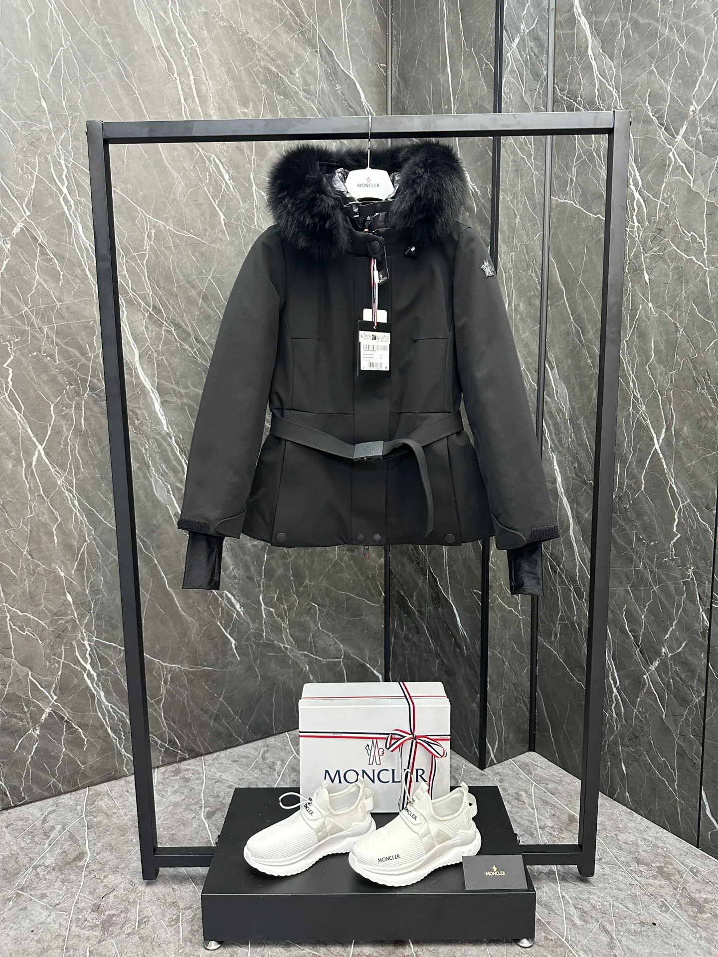 Women's Jackets And Down Jackets MONCLER 18133805