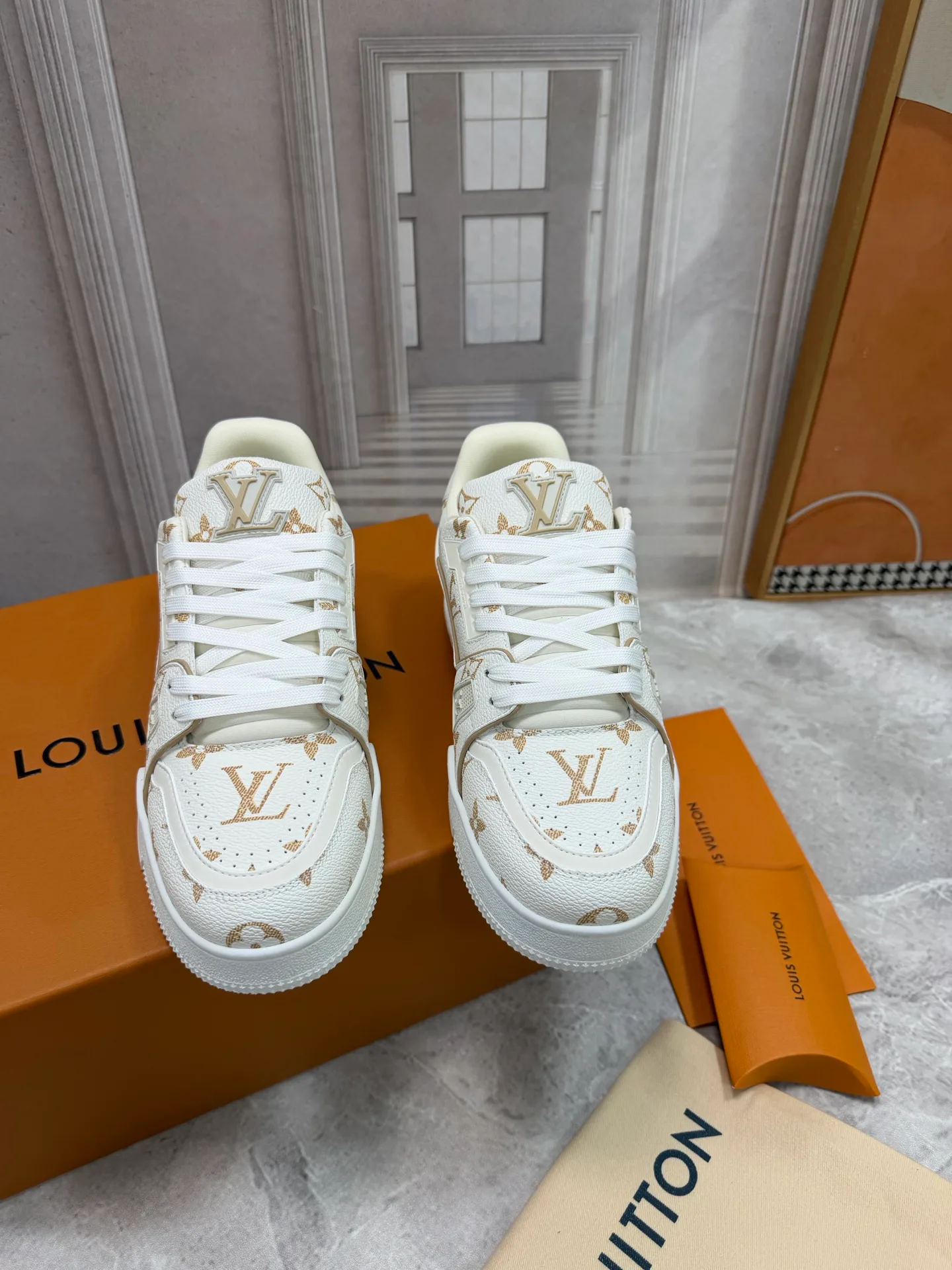 Women's Sneakers LOUIS VUITTON 17963692