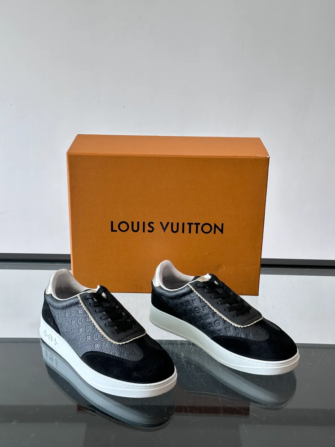Women's Sneakers LOUIS VUITTON 17689170