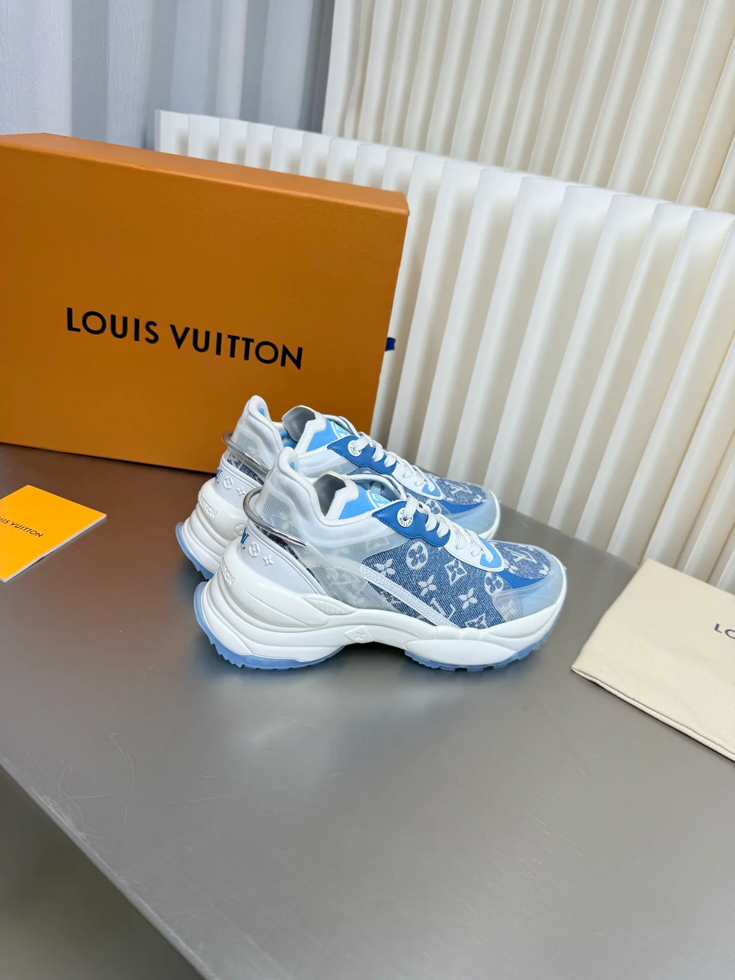 Women's Sneakers LOUIS VUITTON 17873170