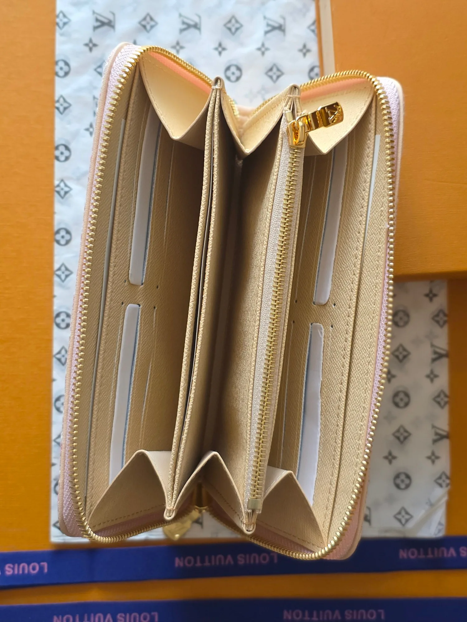 Women's Clutches LOUIS VUITTON 18391185