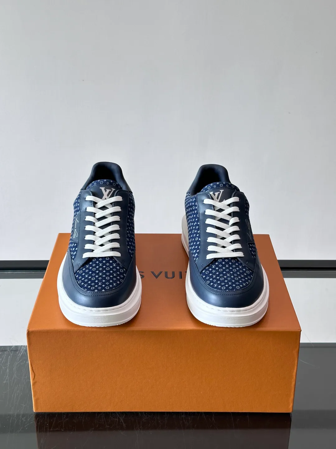 Women's Sneakers LOUIS VUITTON 18119008