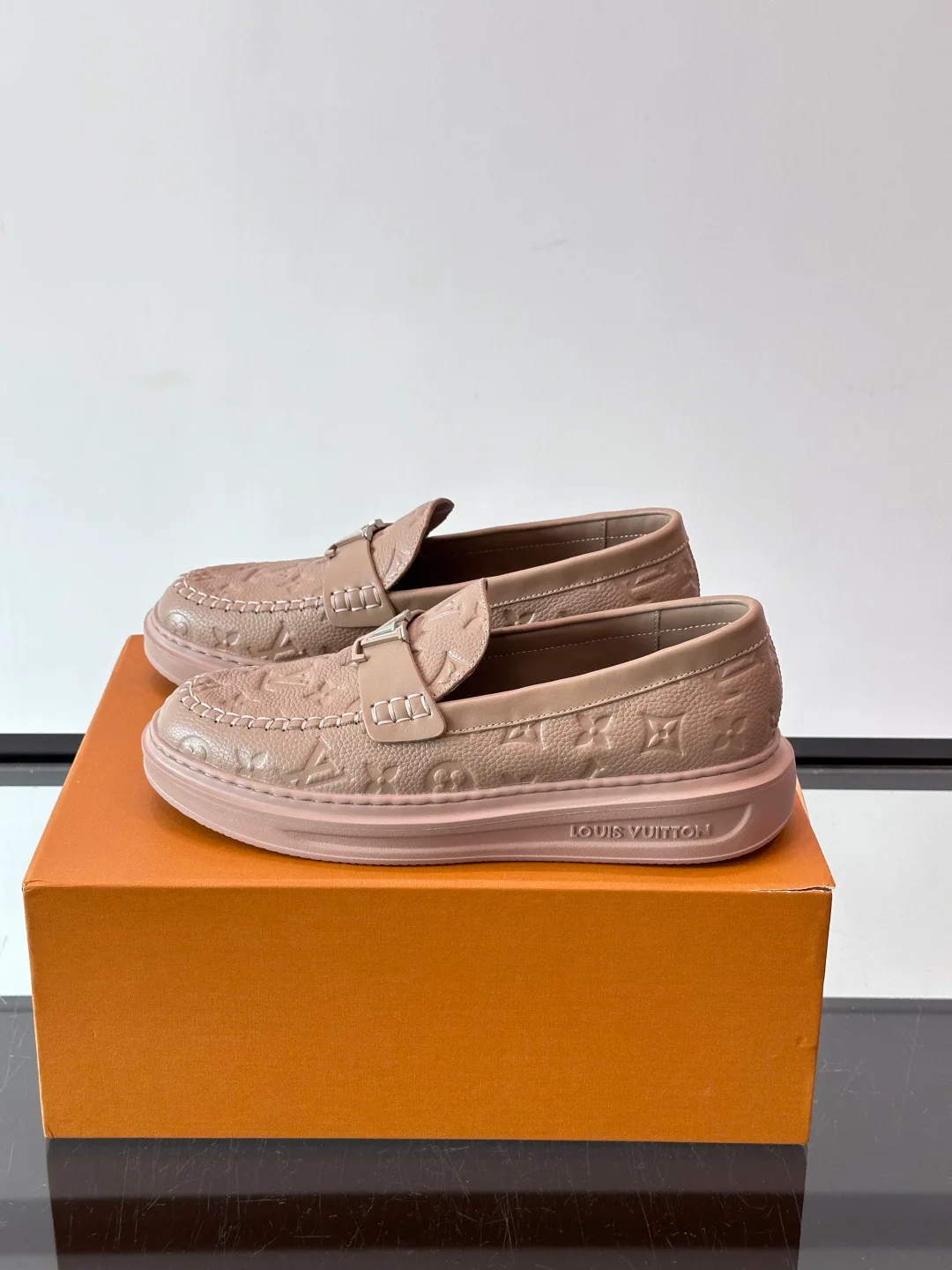 Men's Loafers And Dress Shoes LOUIS VUITTON 18400585