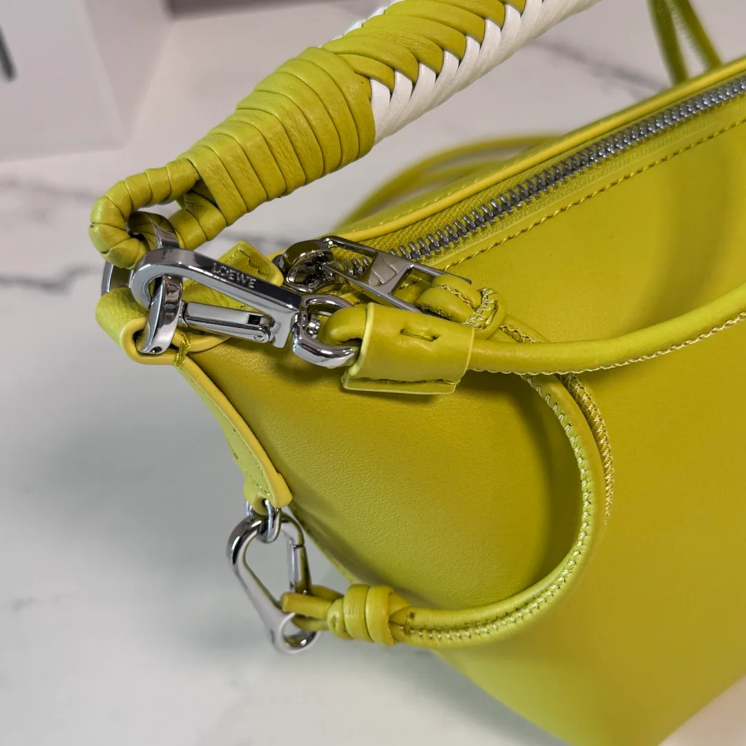 Women's Classic Handbags LOEWE 17678700