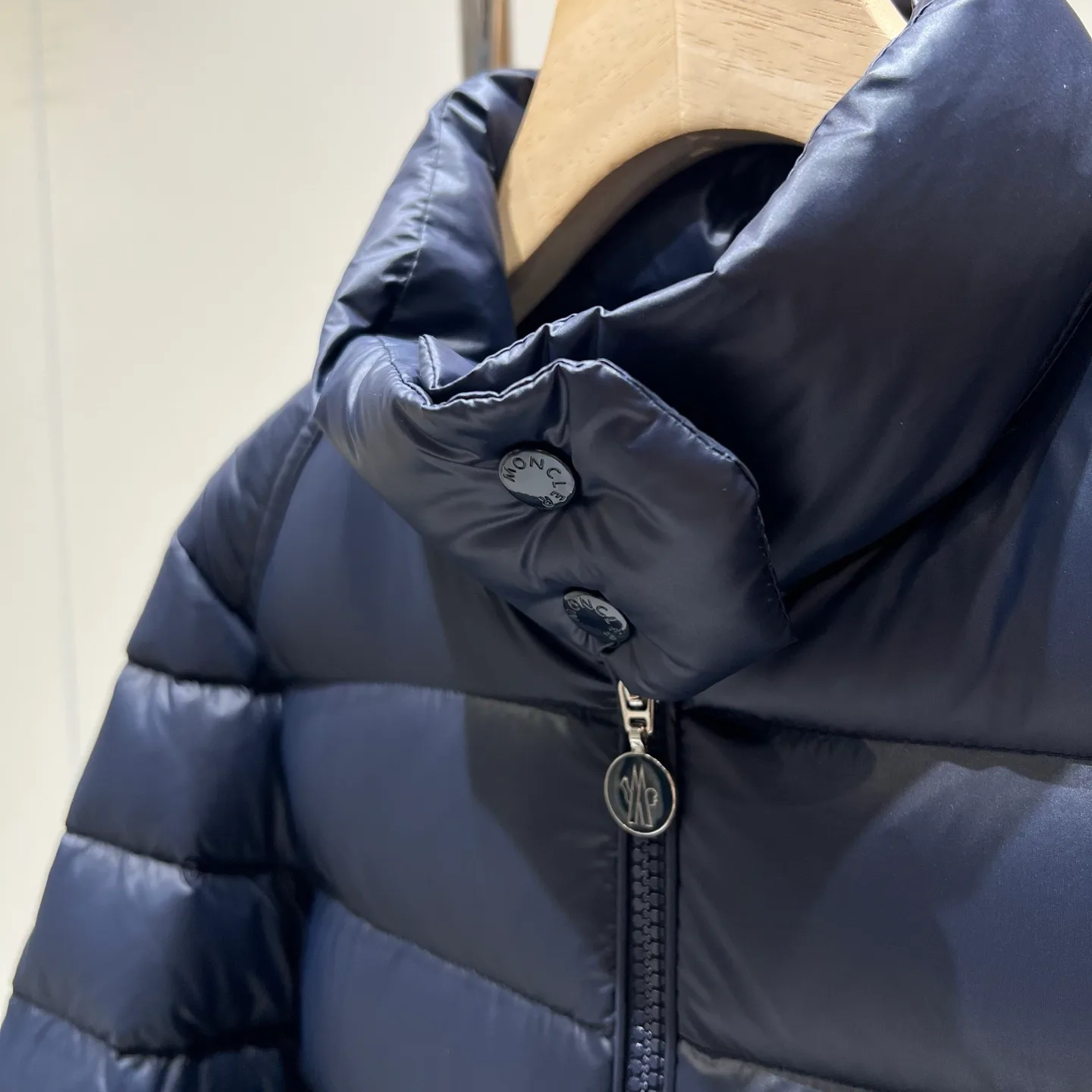 Women's Jackets And Down Jackets MONCLER 18284058