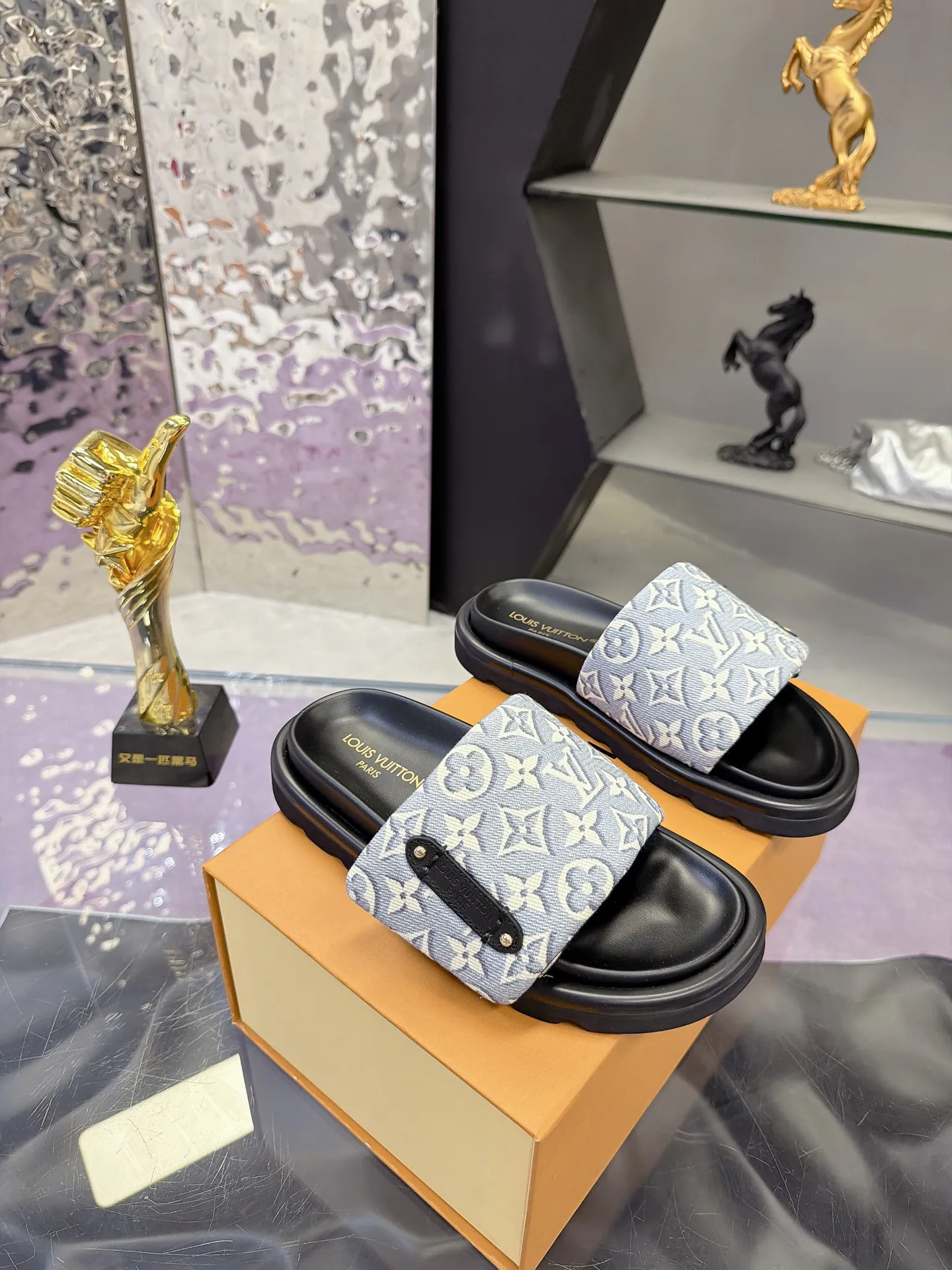 Women's Flip-Flops LOUIS VUITTON 17740581