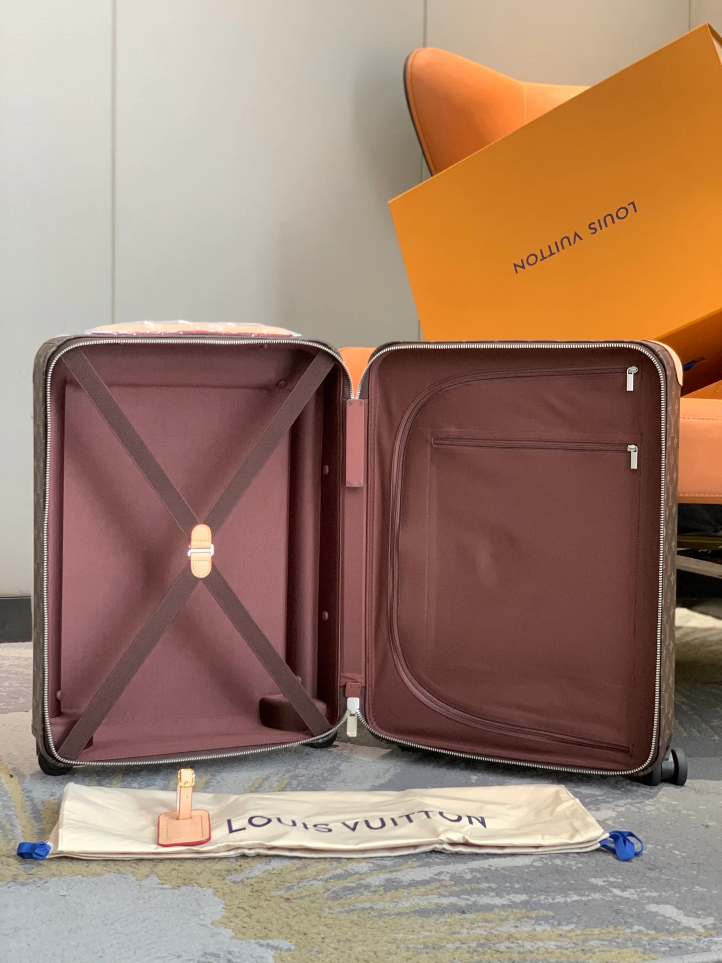Suitcases LOUIS VUITTON 17055902
