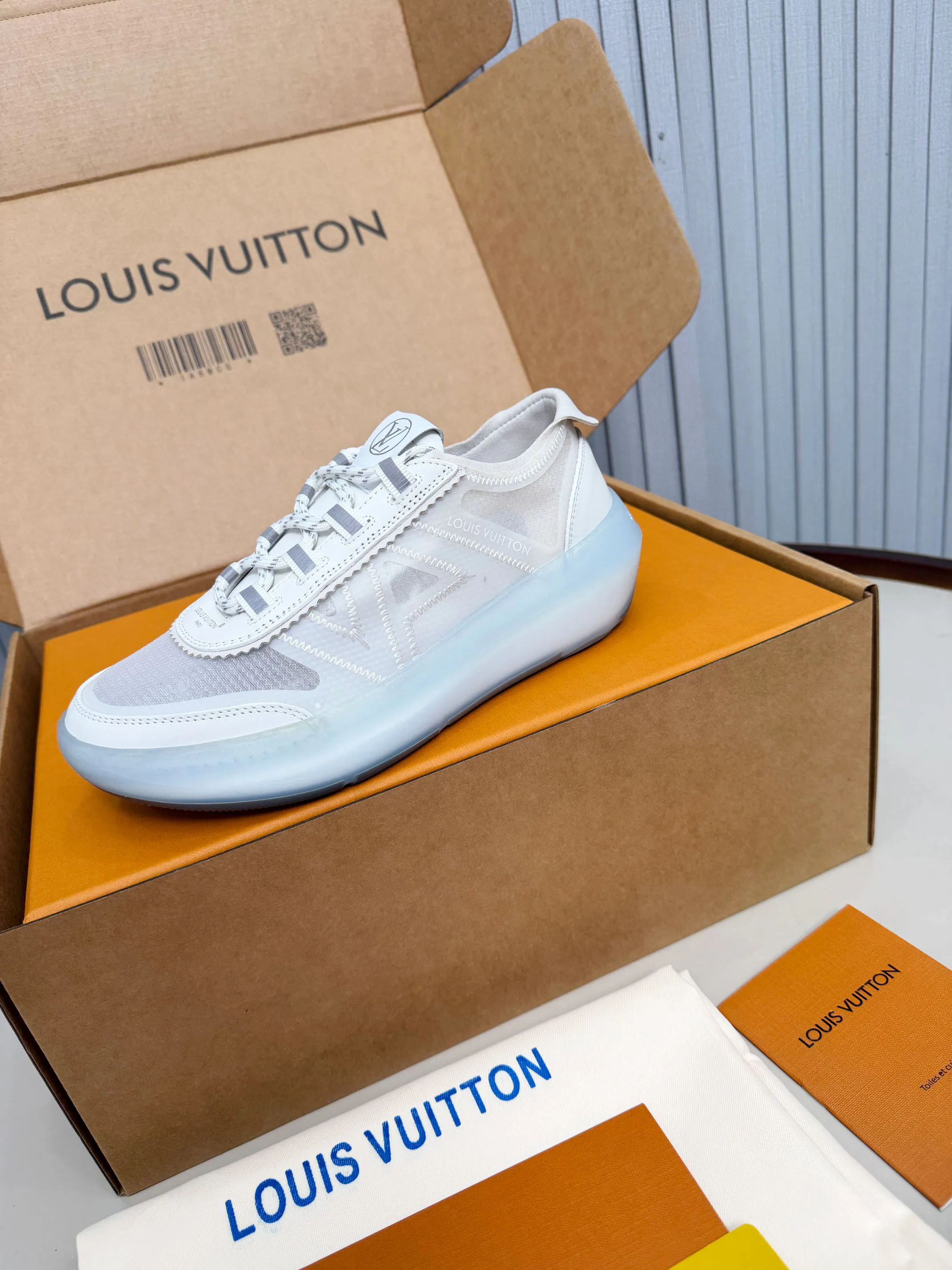 Women's Sneakers LOUIS VUITTON 18265144