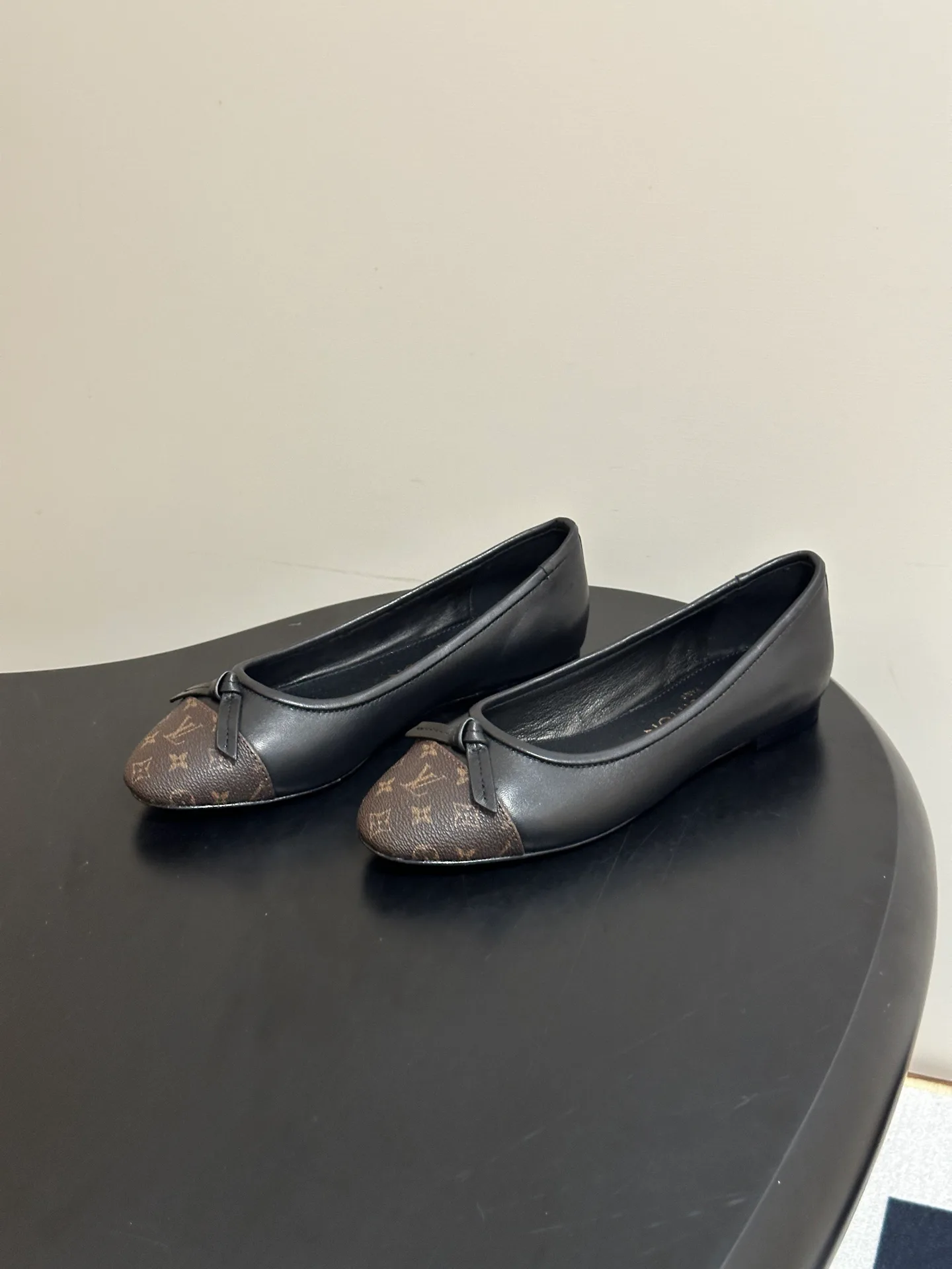 Women's Ballet Flats LOUIS VUITTON 18049403