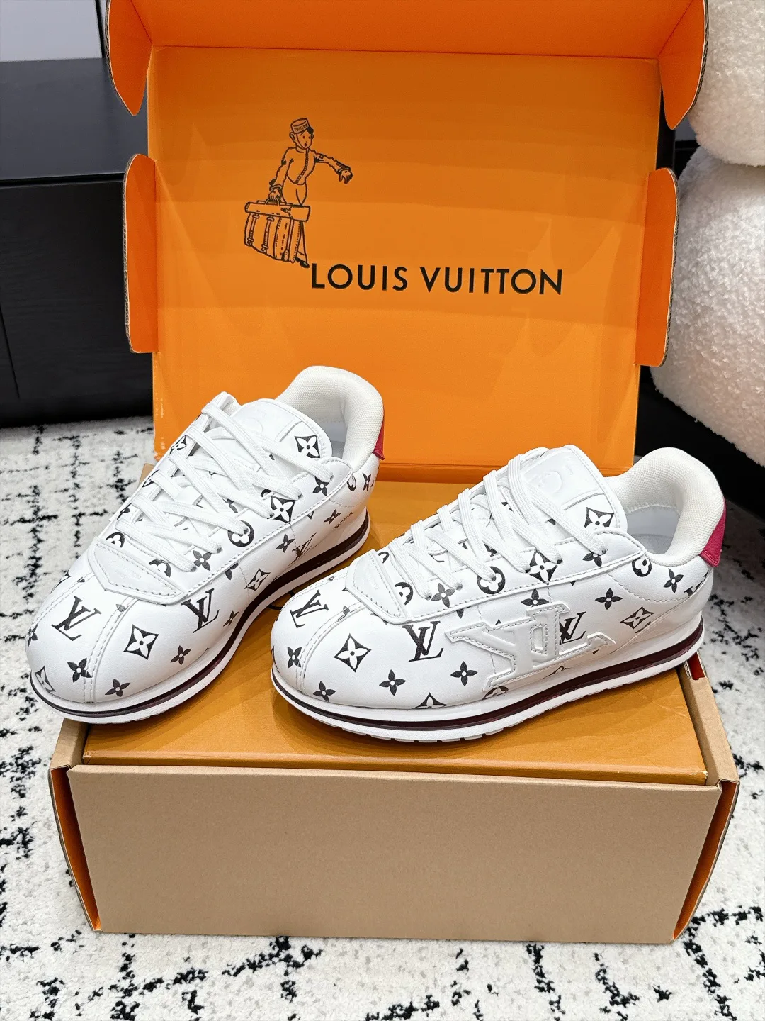 Women's Sneakers LOUIS VUITTON 18406474