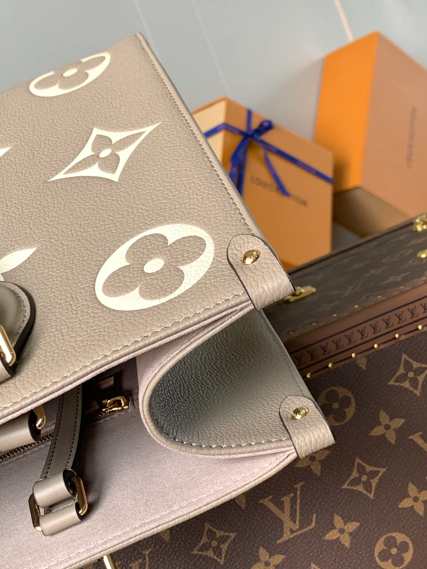 Women's Classic Handbags LOUIS VUITTON 18148126