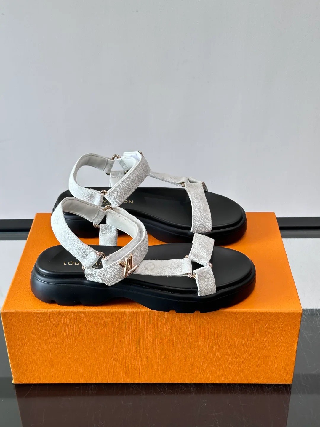 Women's Open-Toe Sandals LOUIS VUITTON 17536538
