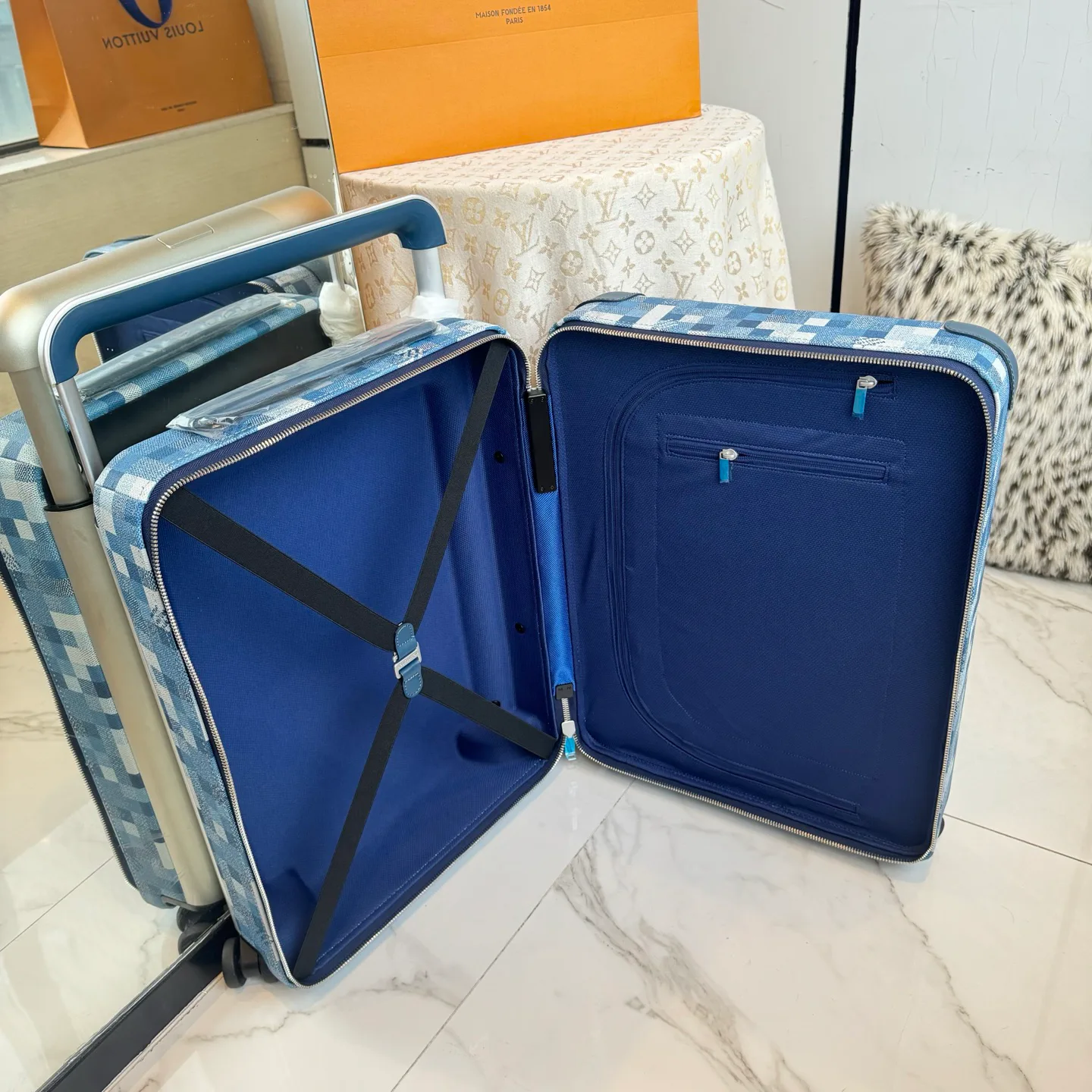 Suitcases LOUIS VUITTON 17801472