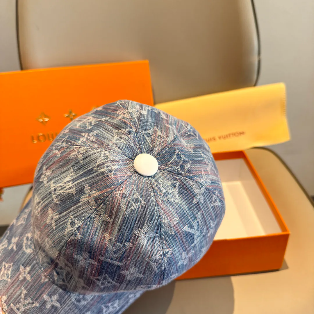 Hats LOUIS VUITTON 18105297