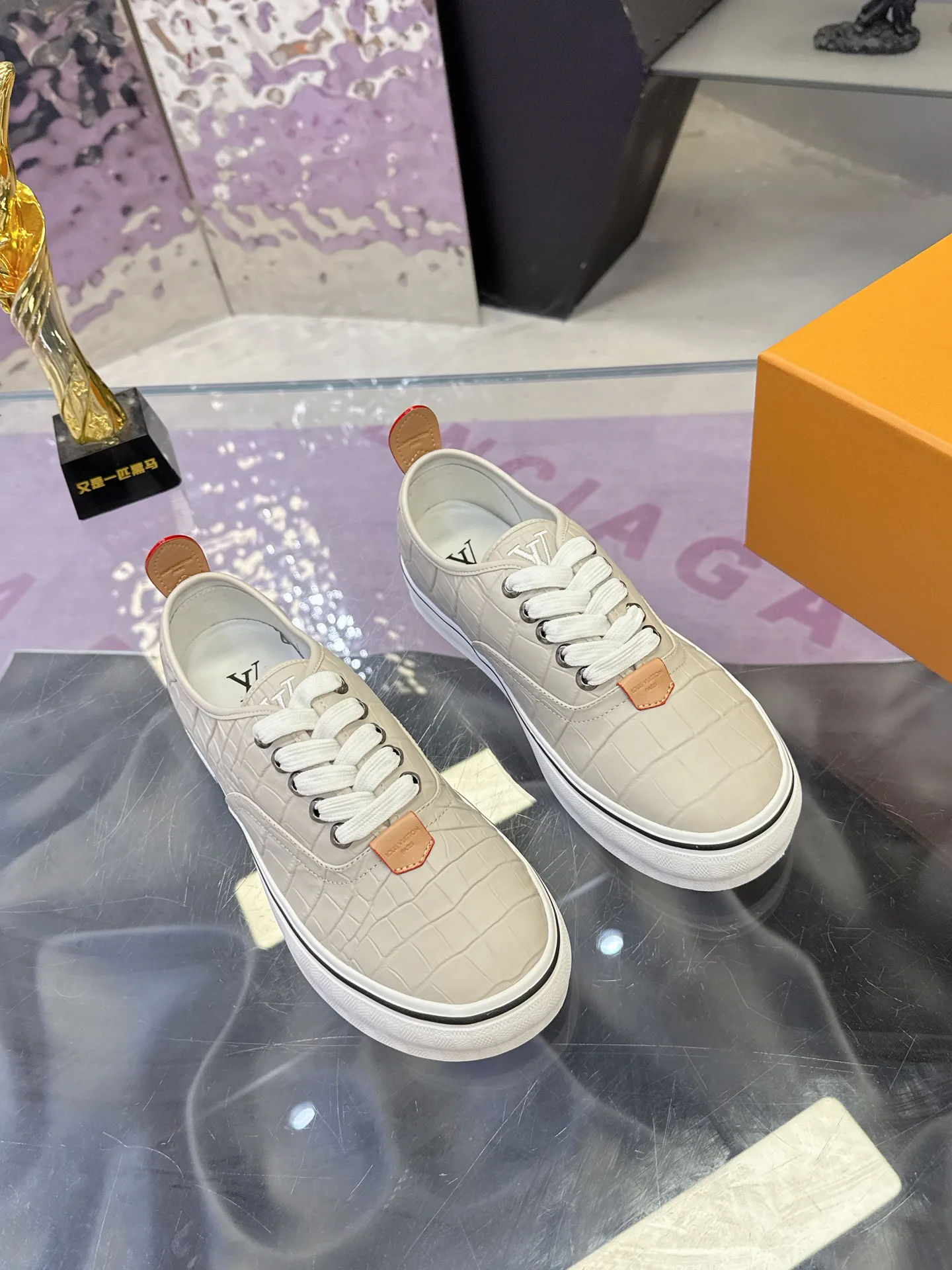Men's Sneakers LOUIS VUITTON 17930914