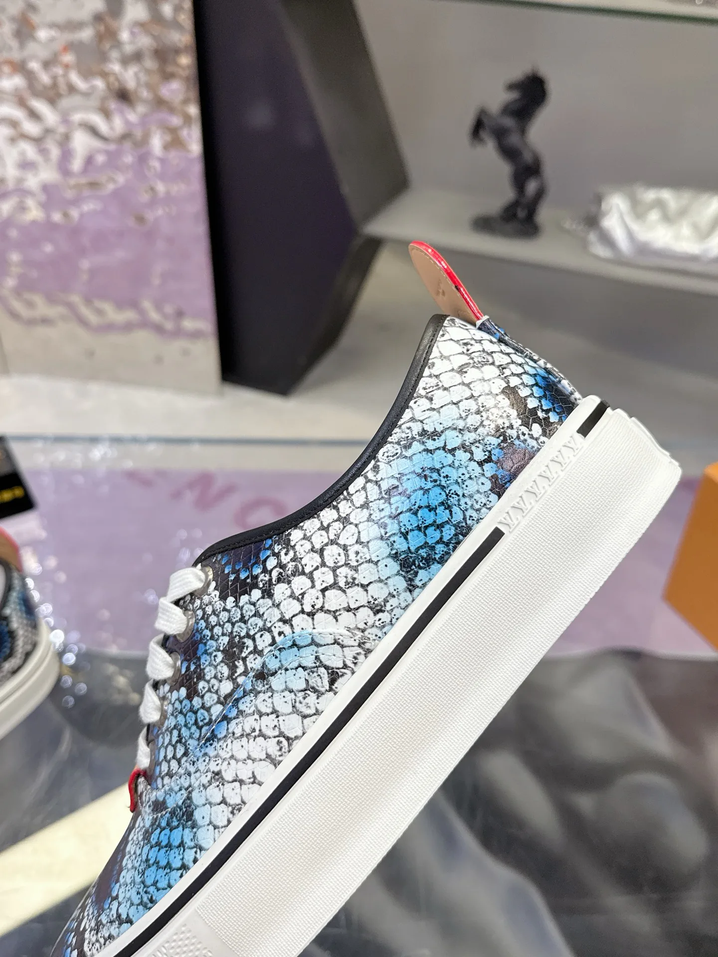 Men's Sneakers LOUIS VUITTON 17930910