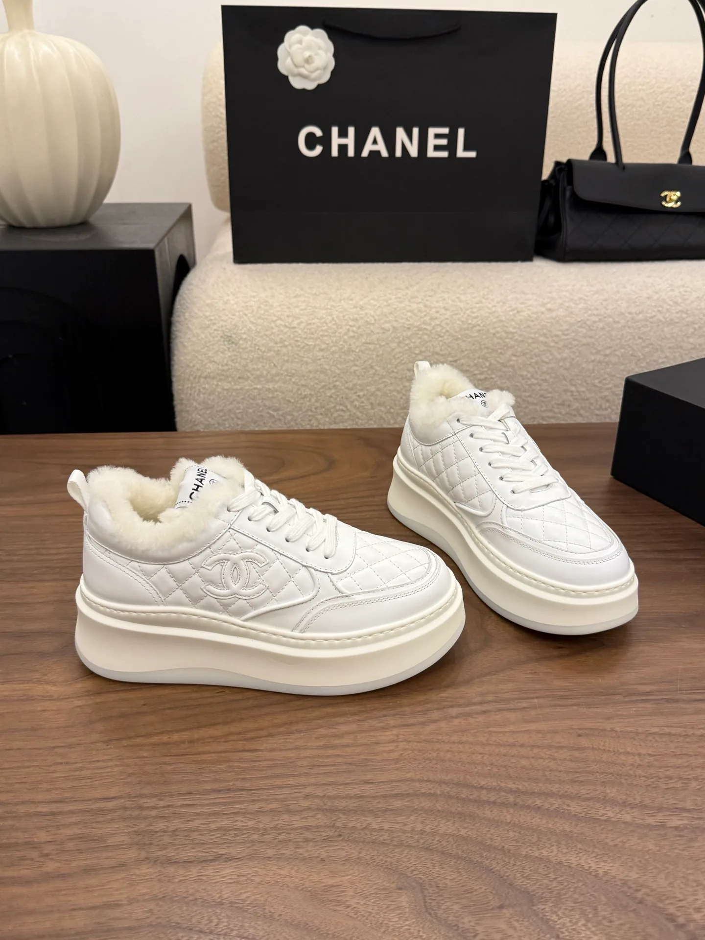 Women's Sneakers CHANEL 18223653