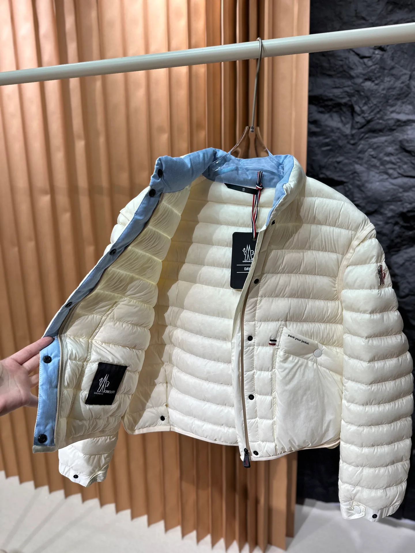 Women's Jackets And Down Jackets MONCLER 17899294