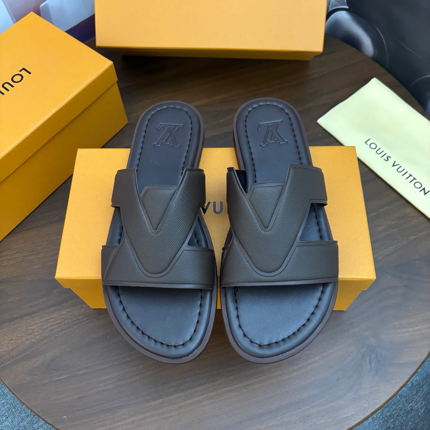 Men's Flip-Flops LOUIS VUITTON 18103223