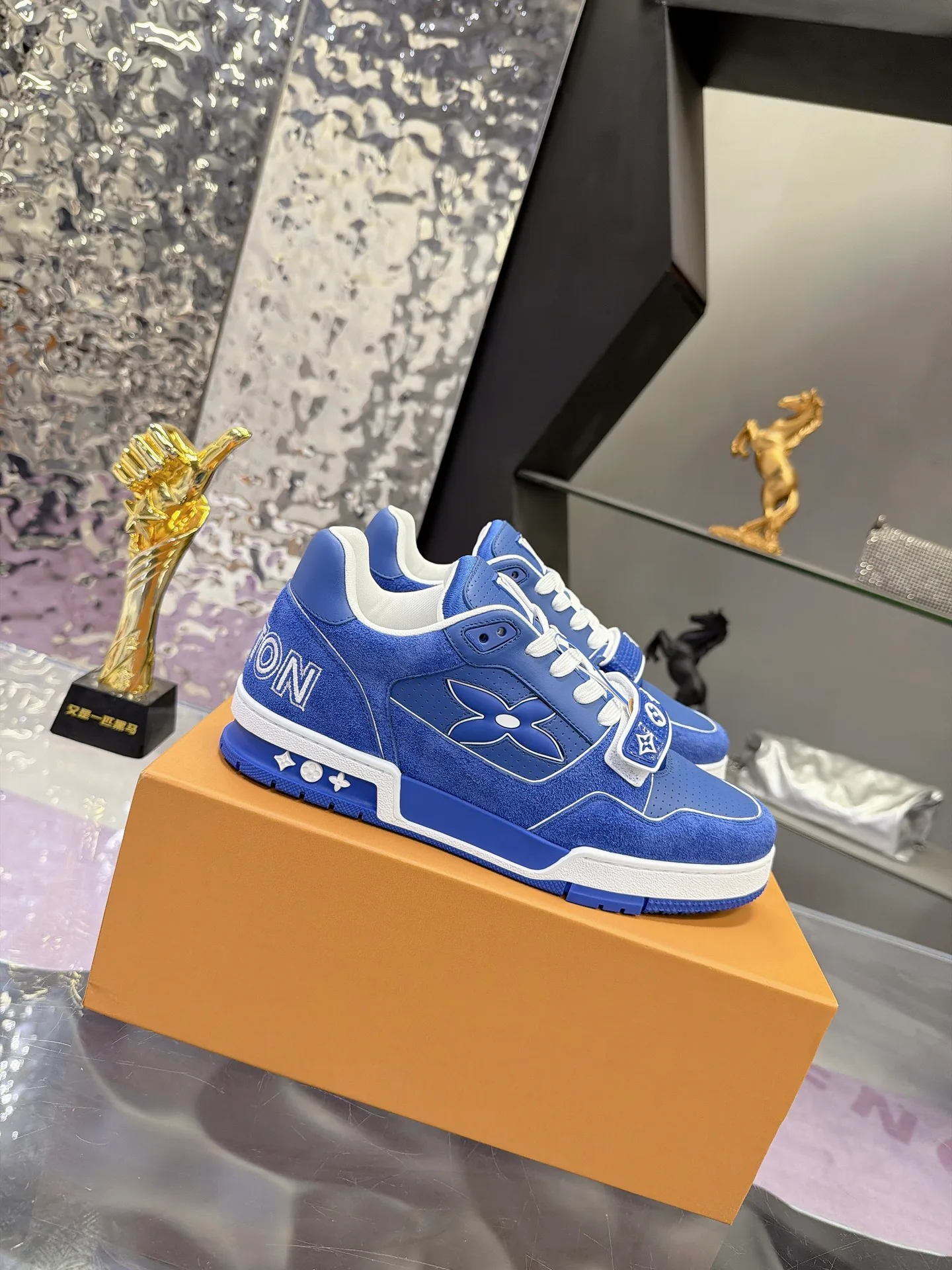 Women's Sneakers LOUIS VUITTON 17740574