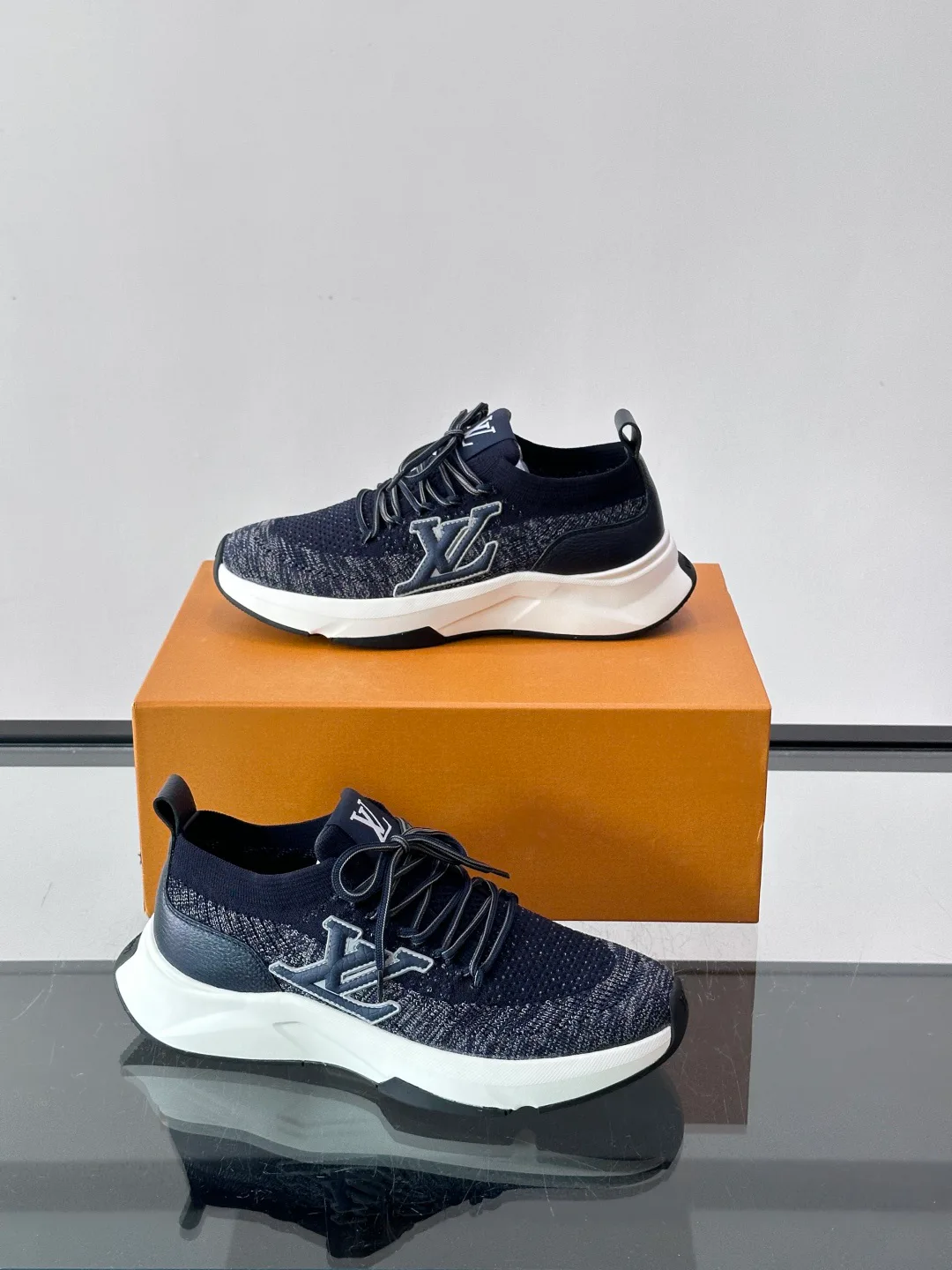 Men's Sneakers LOUIS VUITTON 18102385