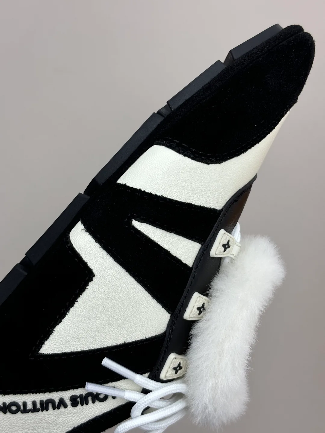 Women's Sneakers LOUIS VUITTON 18006199