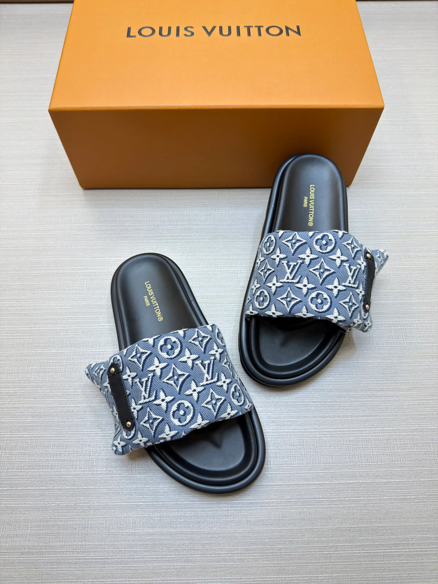 Women's Flip-Flops LOUIS VUITTON 18011824