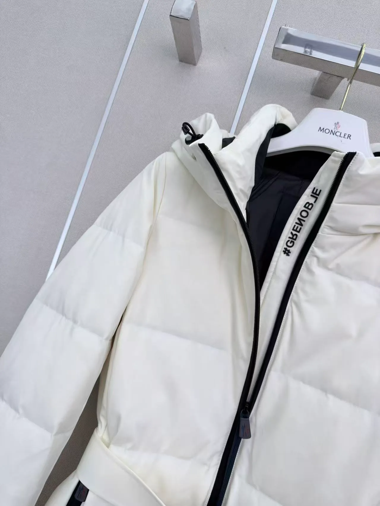 Women's Jackets And Down Jackets MONCLER 18402392
