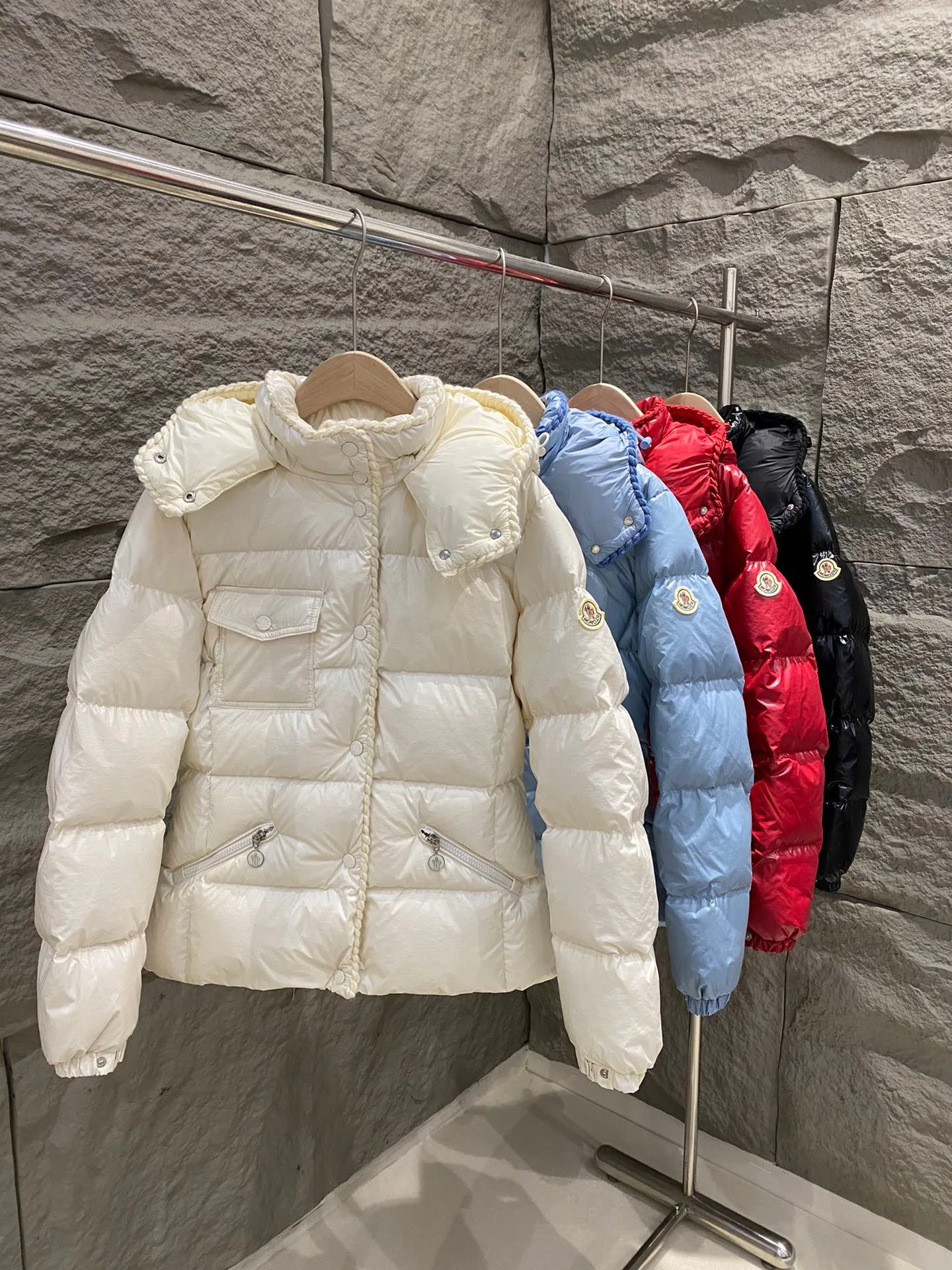 Women's Jackets And Down Jackets MONCLER 18326244