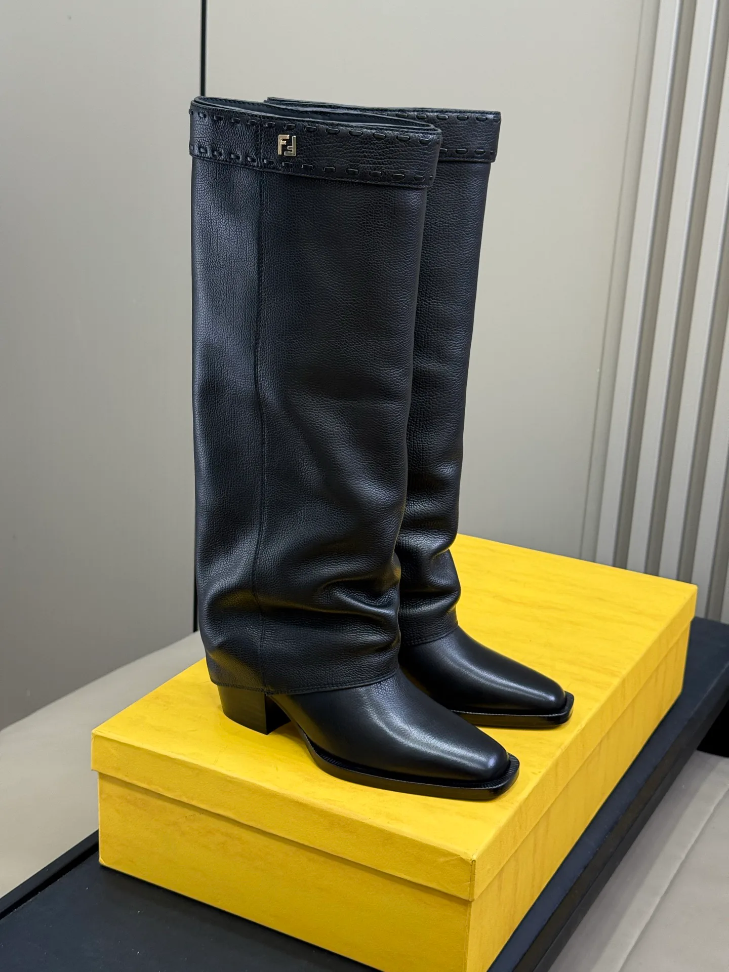 Women's Boots FENDI 18370132