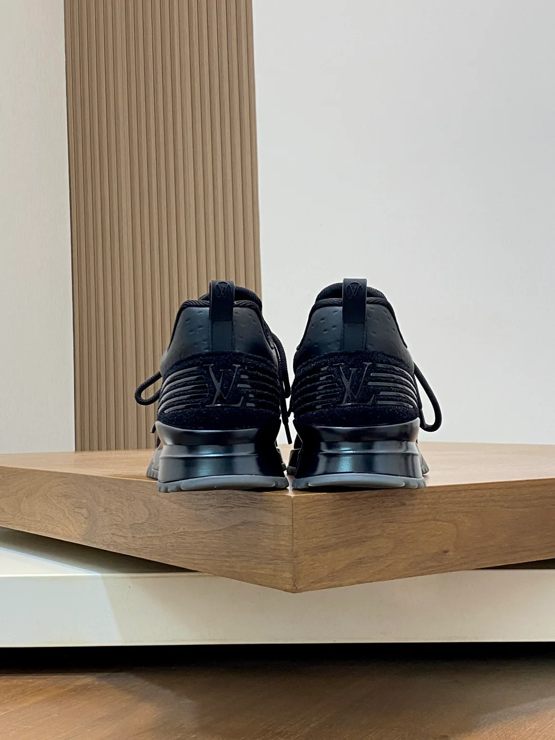Men's Sneakers LOUIS VUITTON 18078938