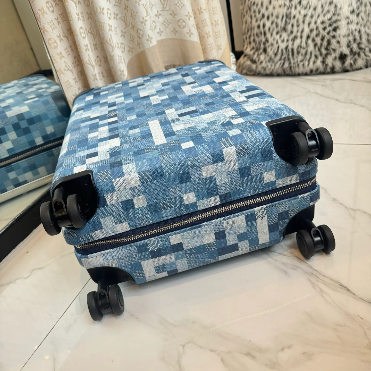 Suitcases LOUIS VUITTON 17801472