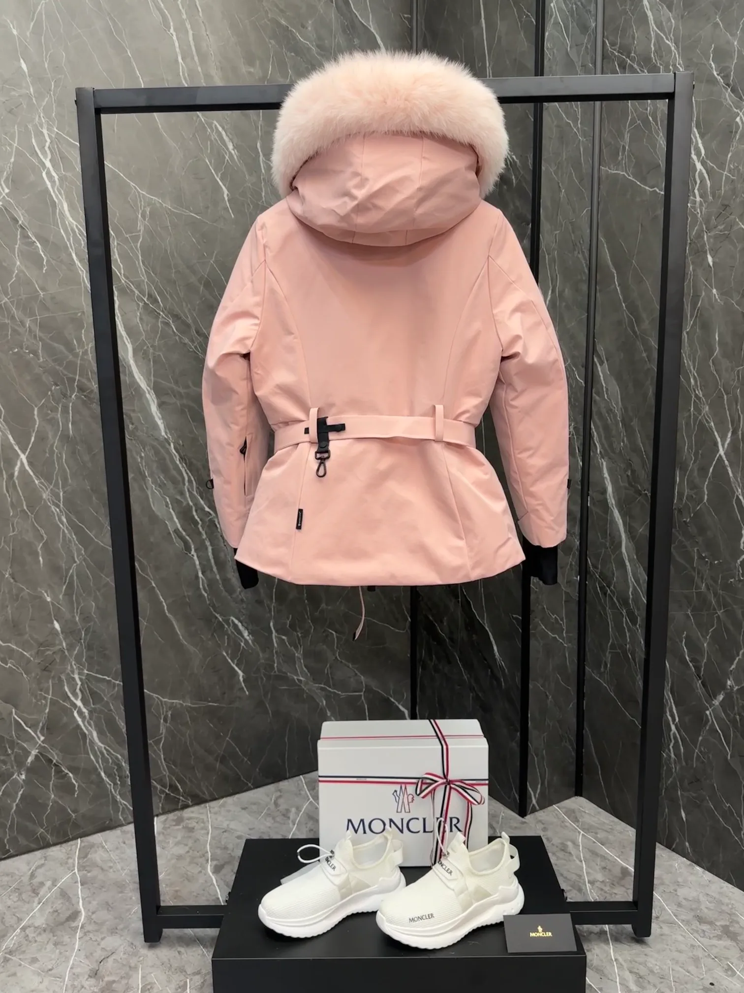 Women's Jackets And Down Jackets MONCLER 18133803