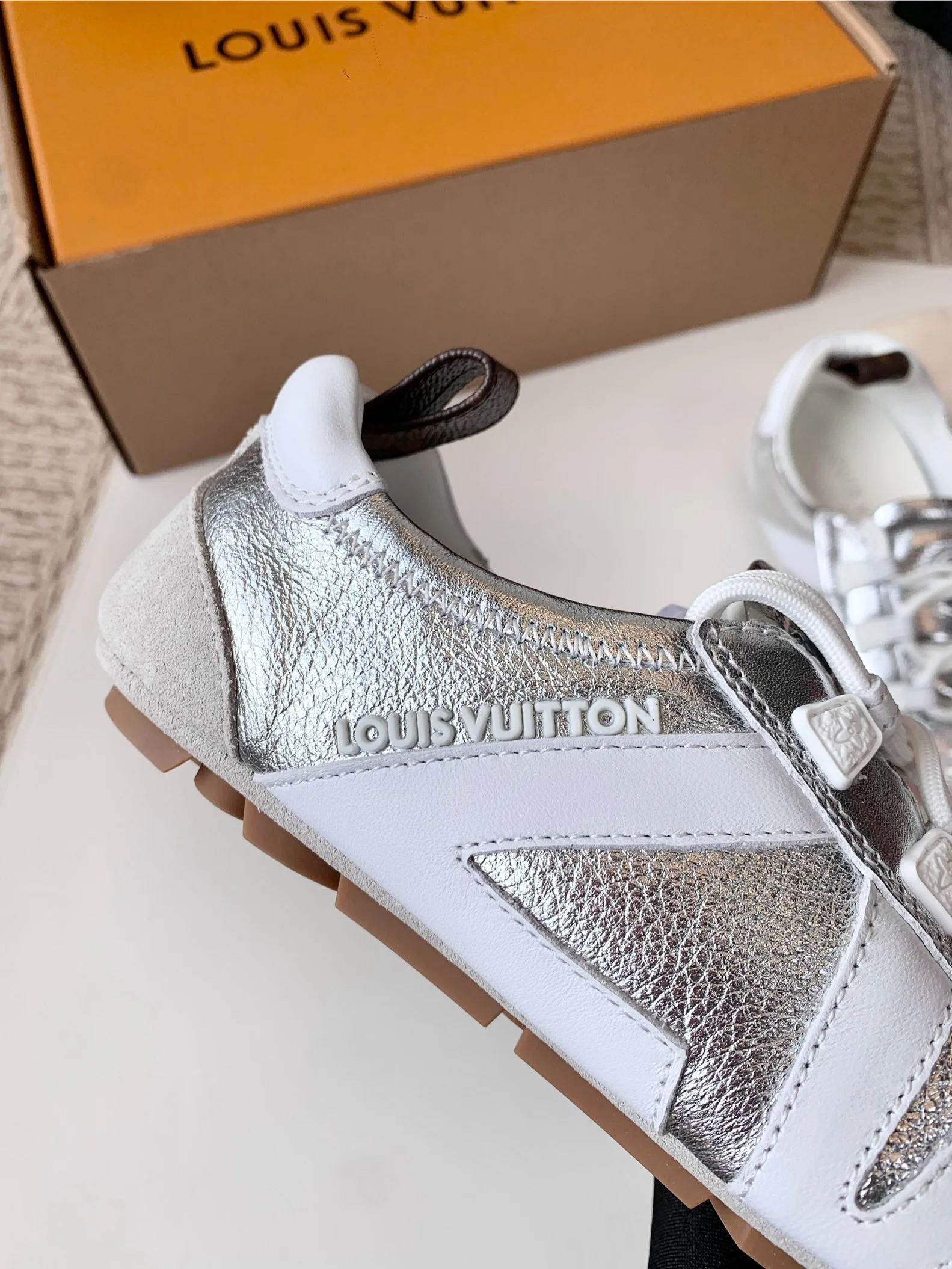 Women's Sneakers LOUIS VUITTON 17753811