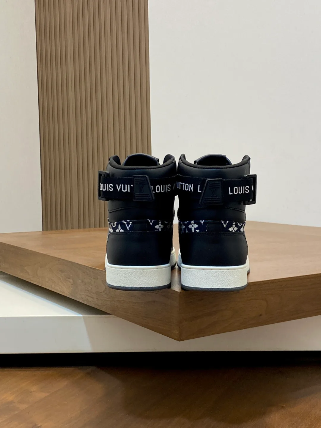 Men's Sneakers LOUIS VUITTON 18399950