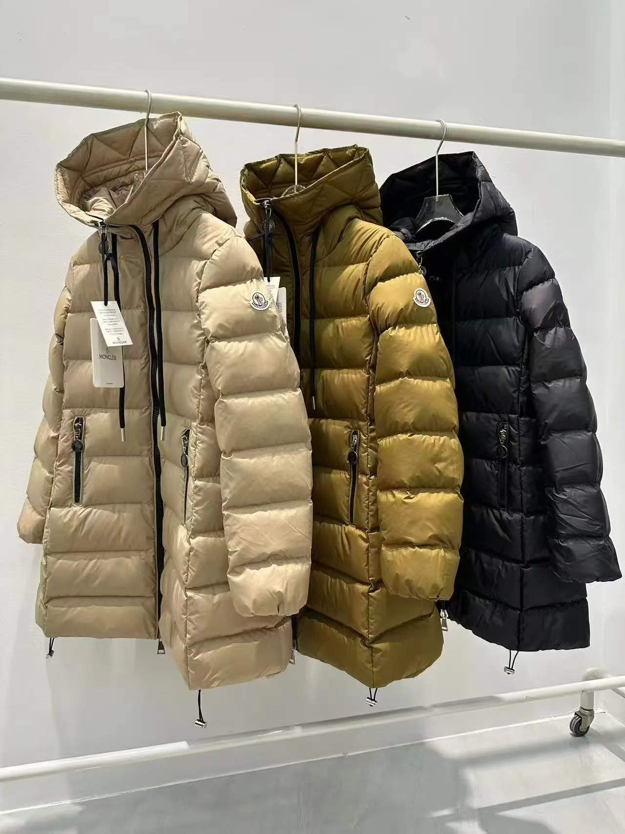 Women's Jackets And Down Jackets MONCLER 18523558