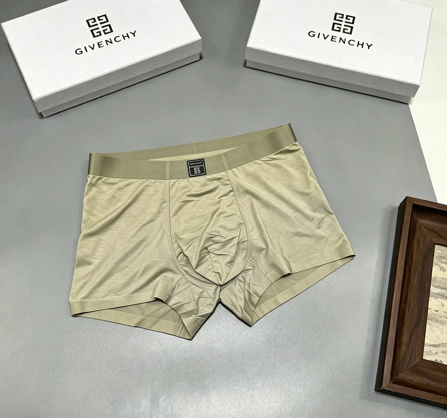 Men's Shorts GIVENCHY 18097536
