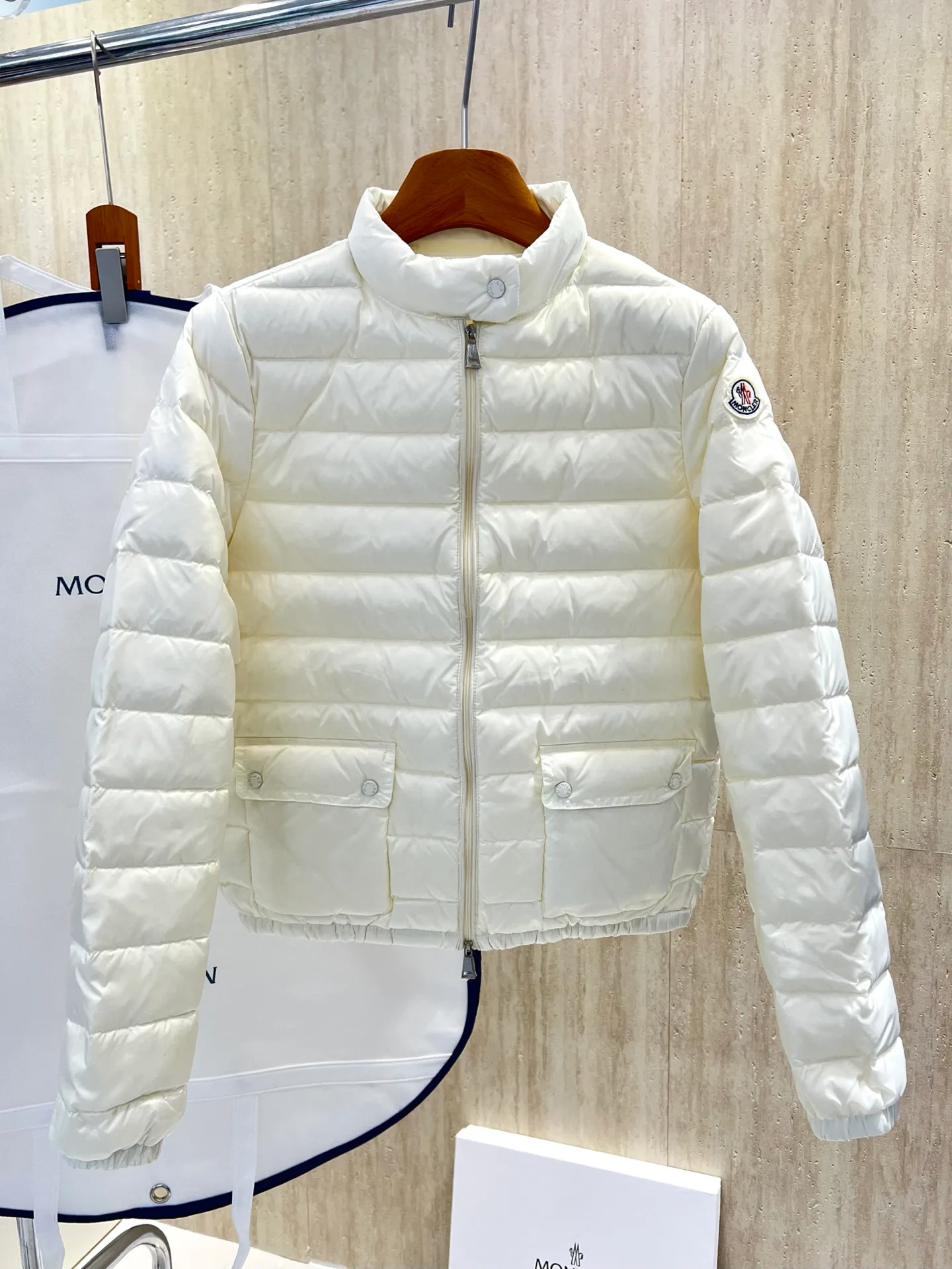 Women's Jackets And Down Jackets MONCLER 18212697