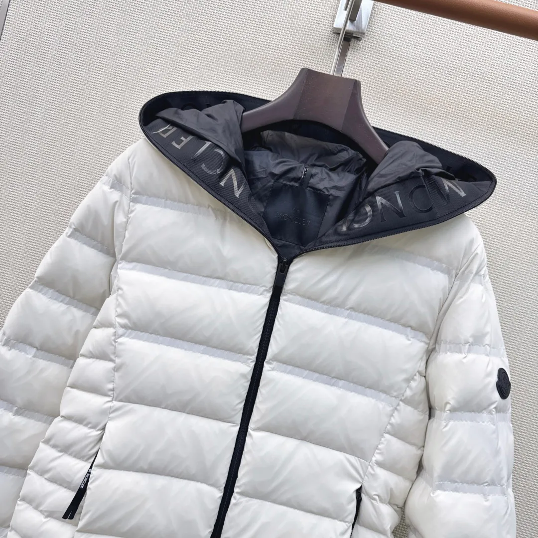 Women's Jackets And Down Jackets MONCLER 18450472