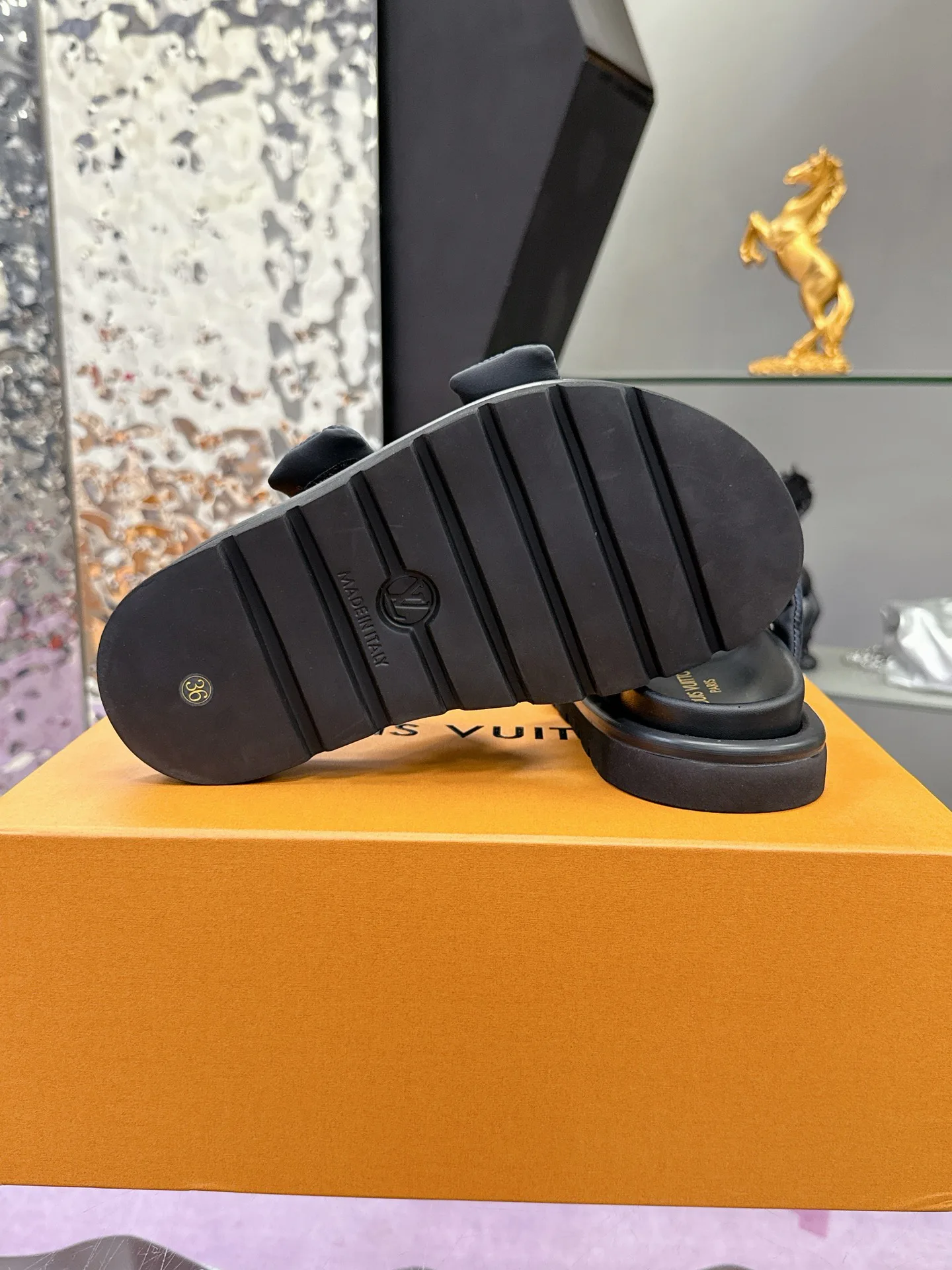 Women's Flip-Flops LOUIS VUITTON 17530458