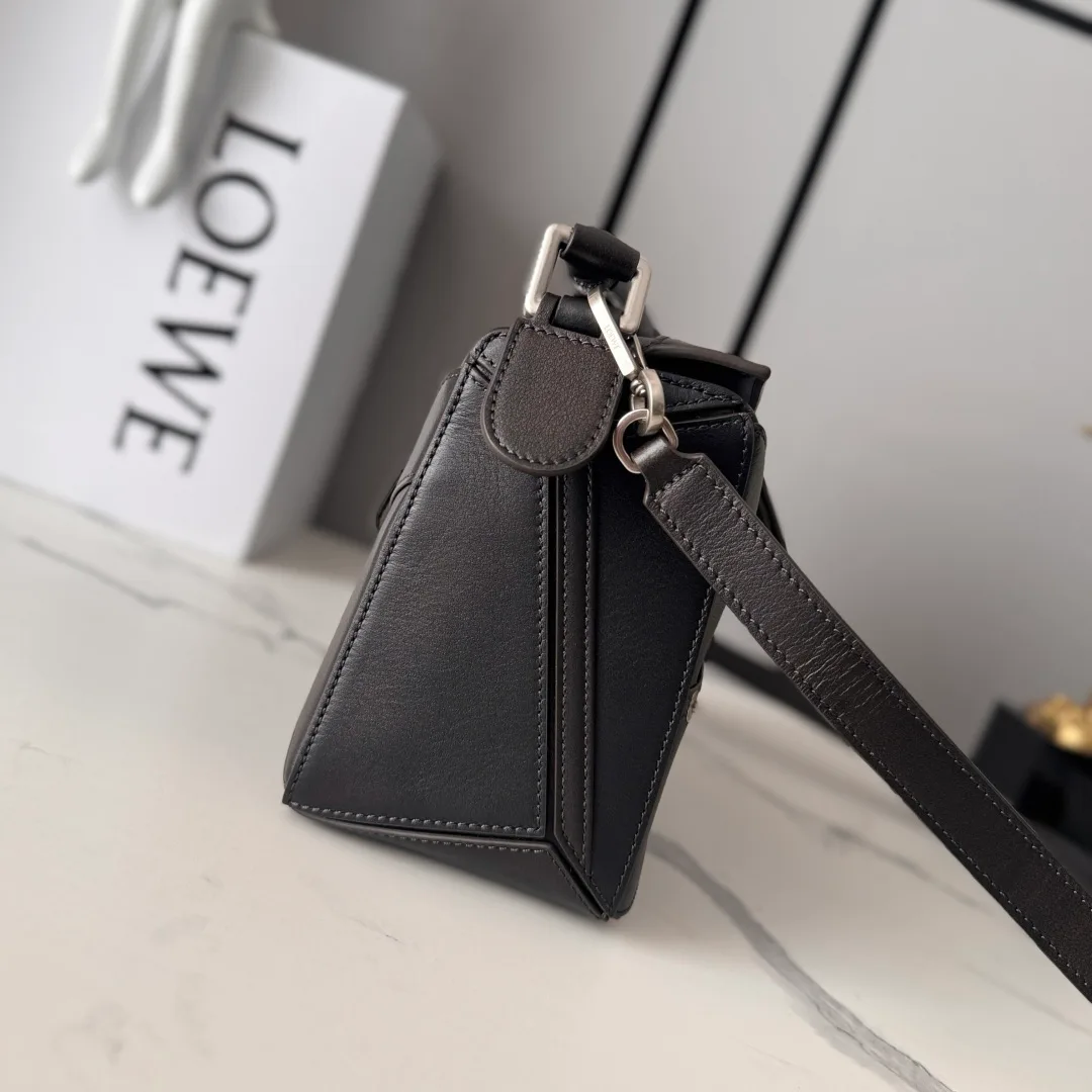 Women's Classic Handbags LOEWE 18004237