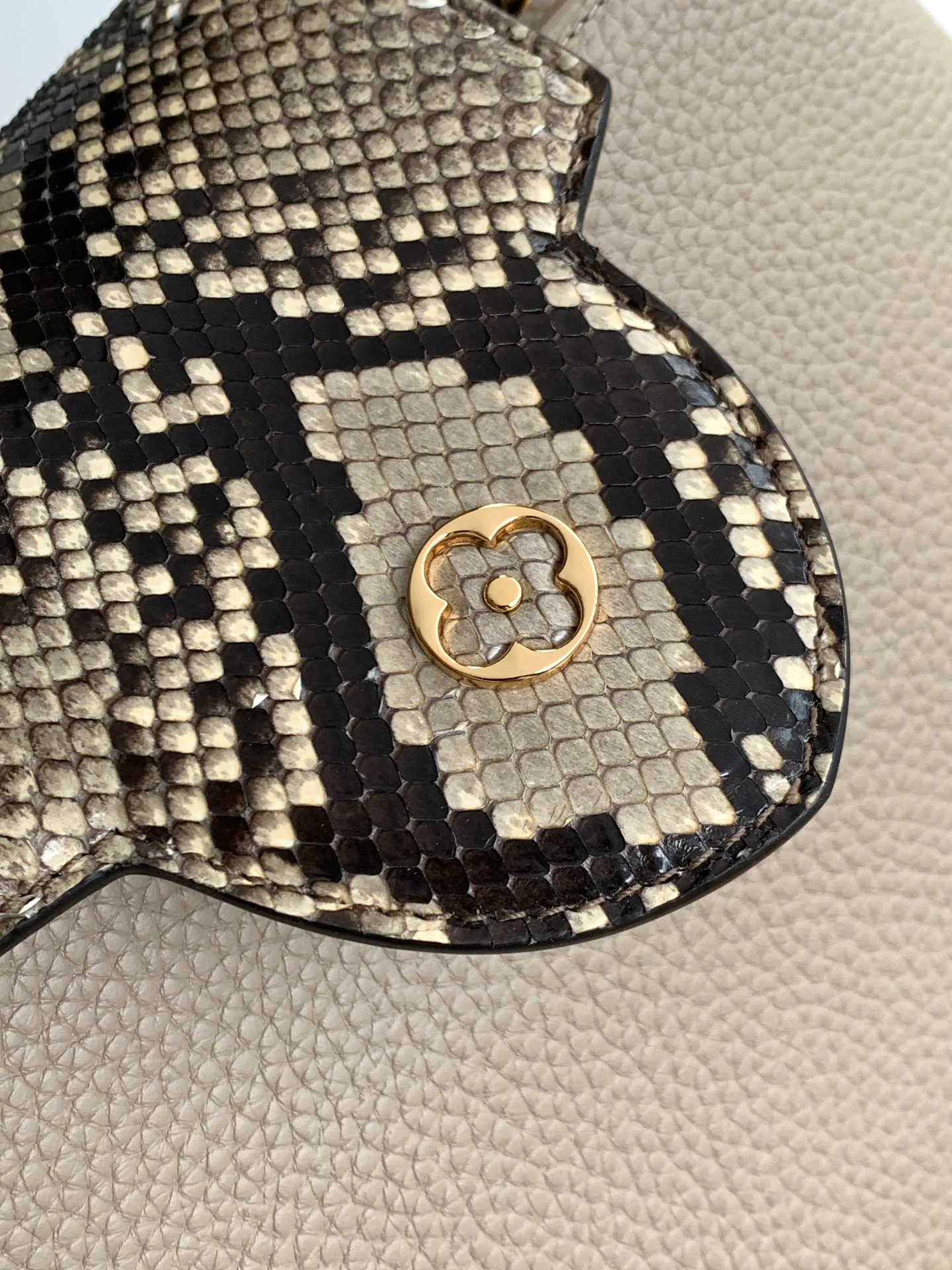 Women's Classic Handbags LOUIS VUITTON 18520995