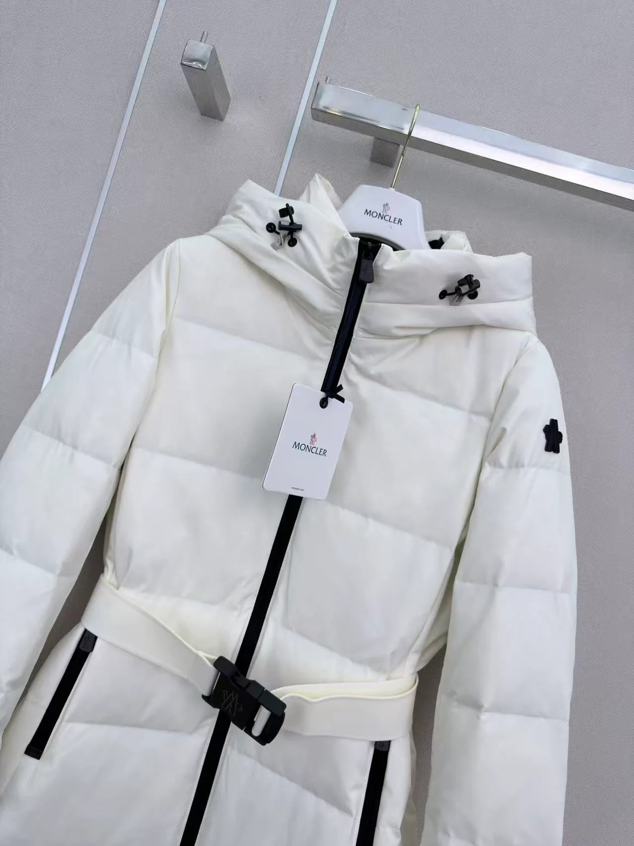 Women's Jackets And Down Jackets MONCLER 18402392
